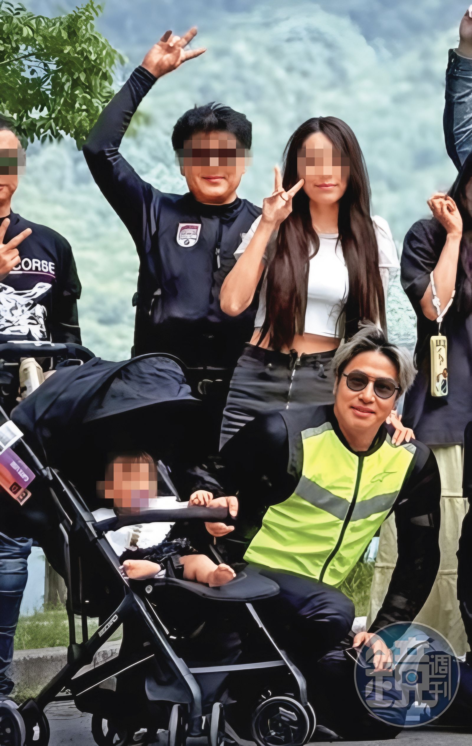 歐漢聲（前排右）的二婚妻（後排右）相當低調，難得在重機聚會中和三女兒亮相。（讀者提供）