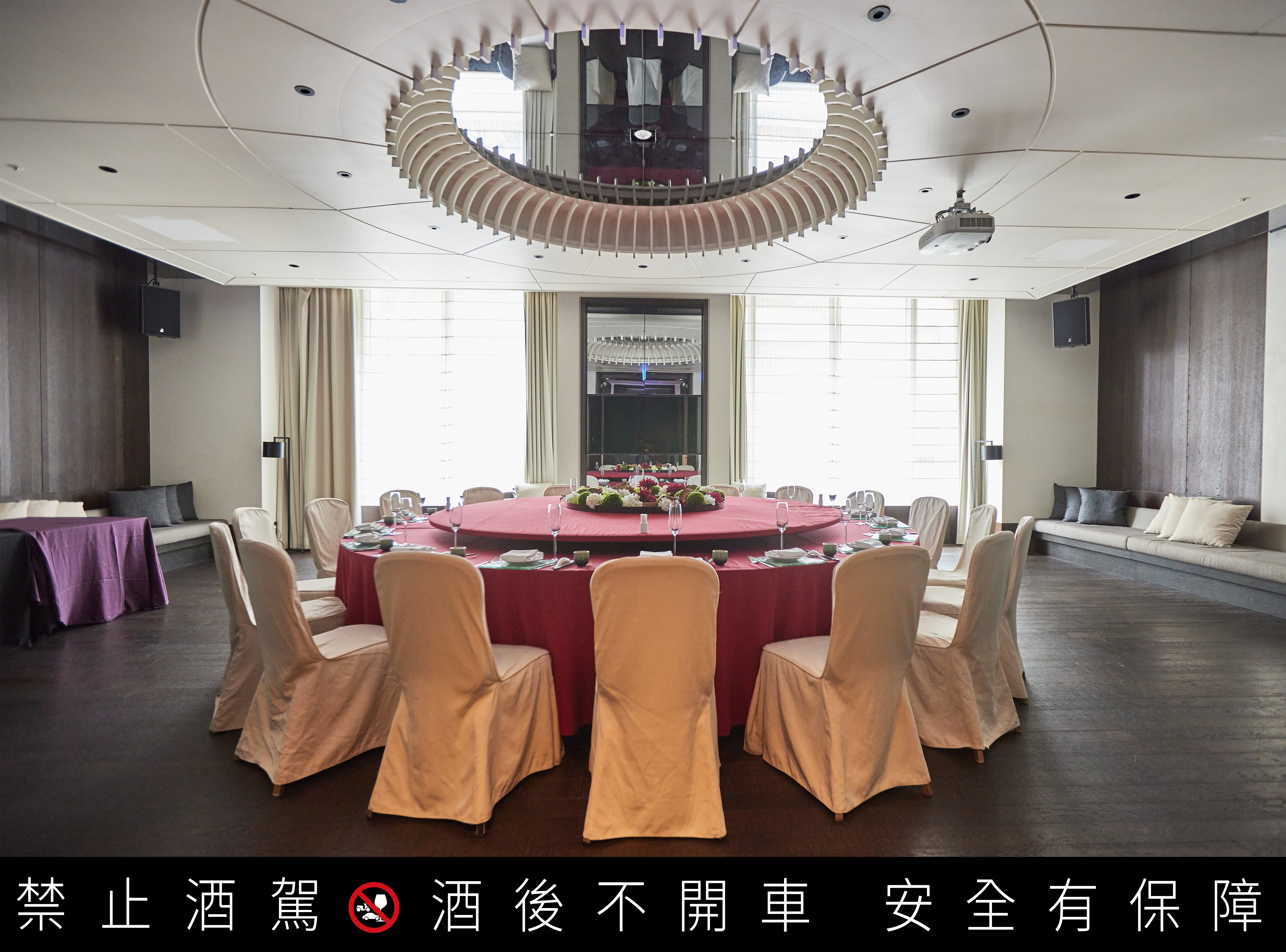  餐廳擁有多間獨立包廂，裝潢舒適典雅，是宴客和慶祝場合的理想之選。