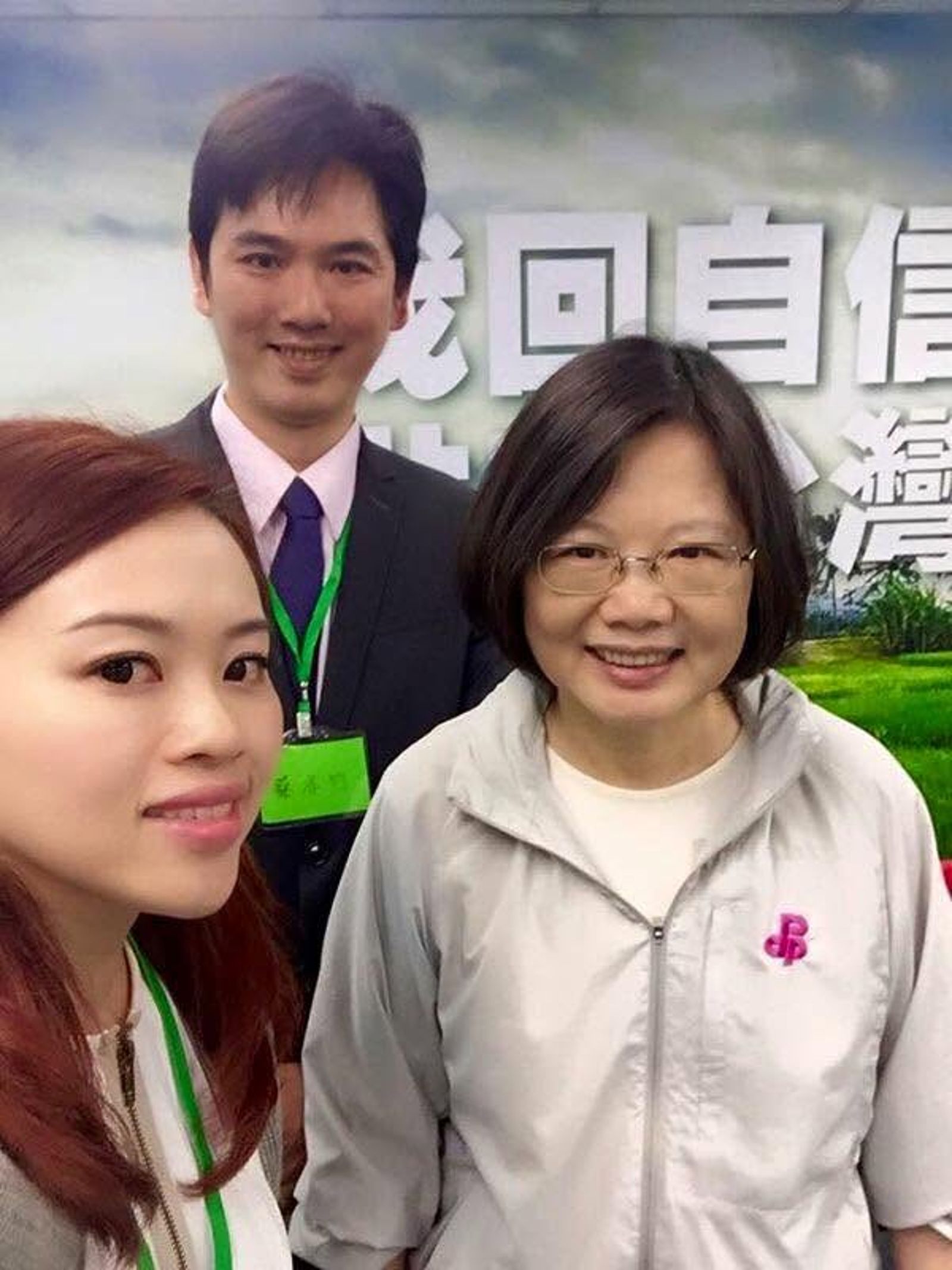 蔡桑（後）和蔡依儒（左）都是台派，2人與綠營交惰深厚，圖為與前總統蔡英文合影。（翻攝自蔡亦竹臉書）