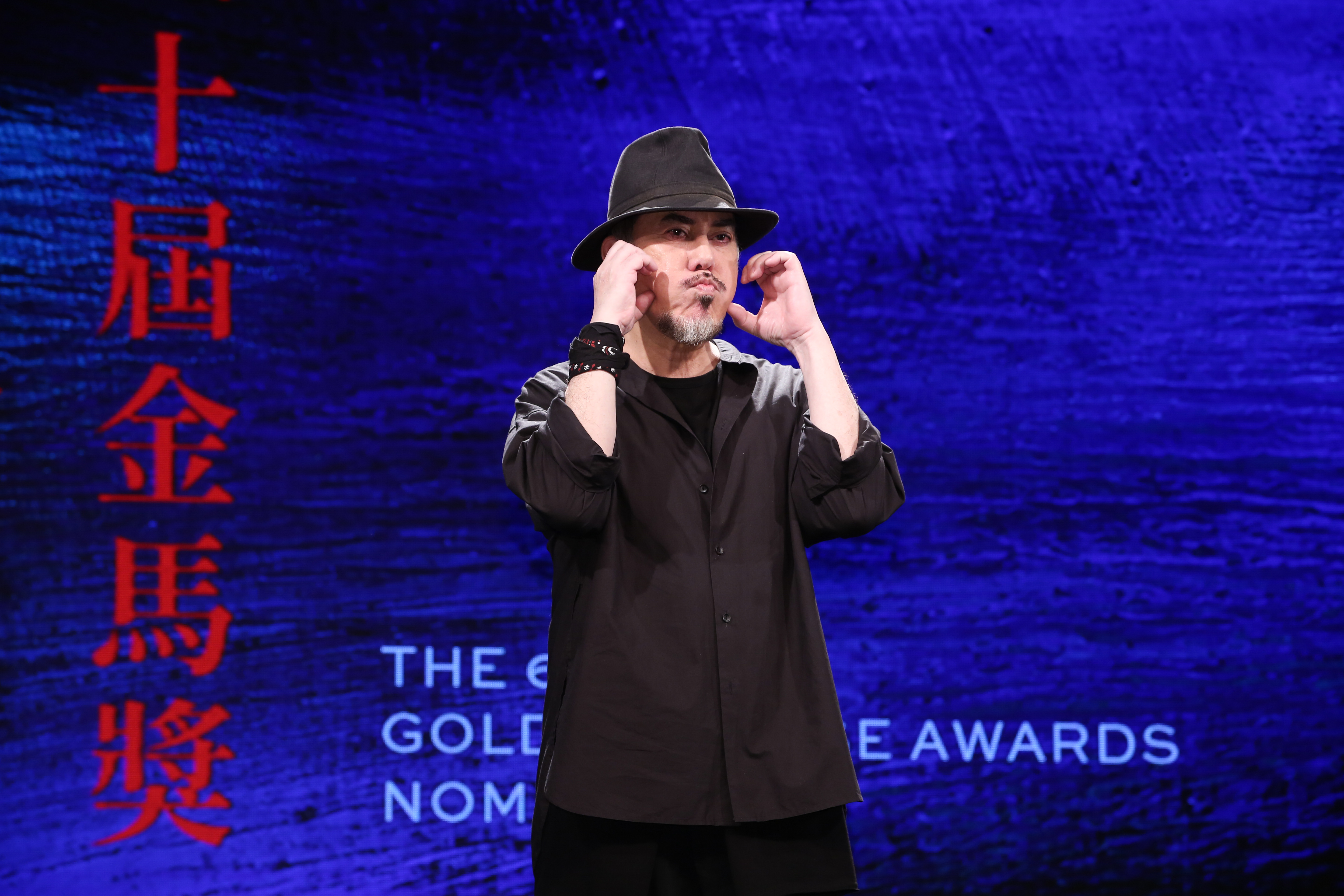 這個世界人人都被許光漢給電到，唯獨黃秋生還沒有，所以使出臉頰愛心。