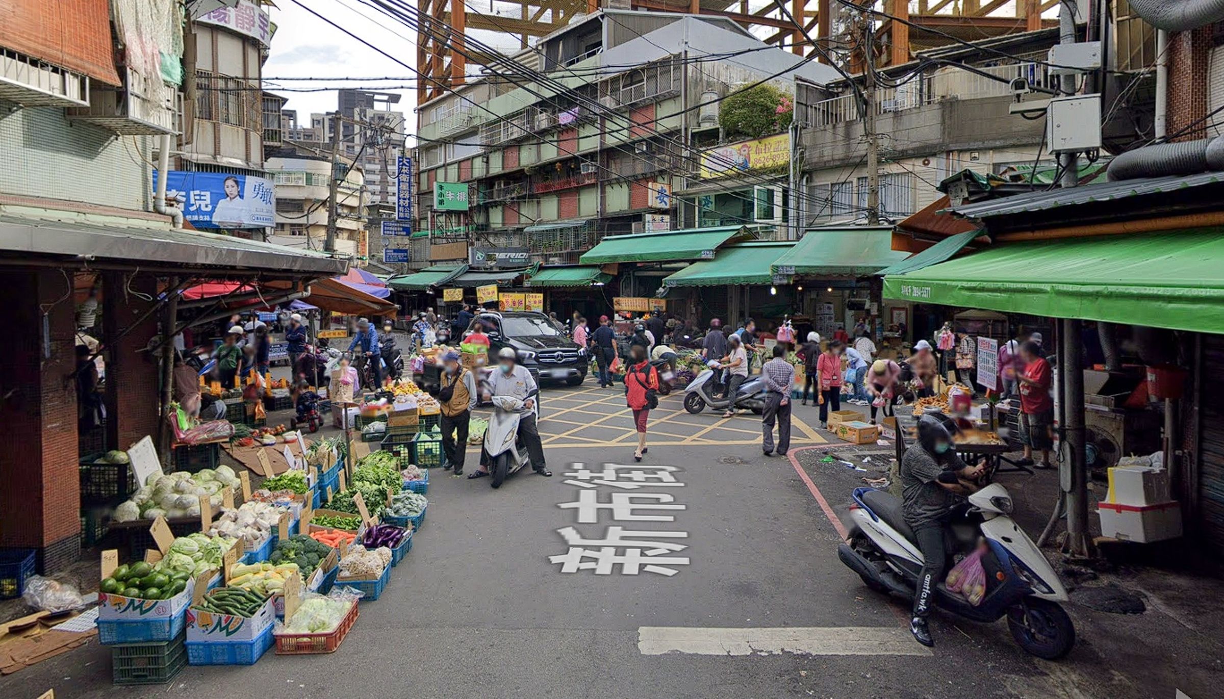 台北市北投區今年5月中傳出有「獼猴逛市場」的情況,動保處與當地里長合作,花了2個半月終於逮到當事猴子。(北投市場示意畫面,翻攝自Google Maps)