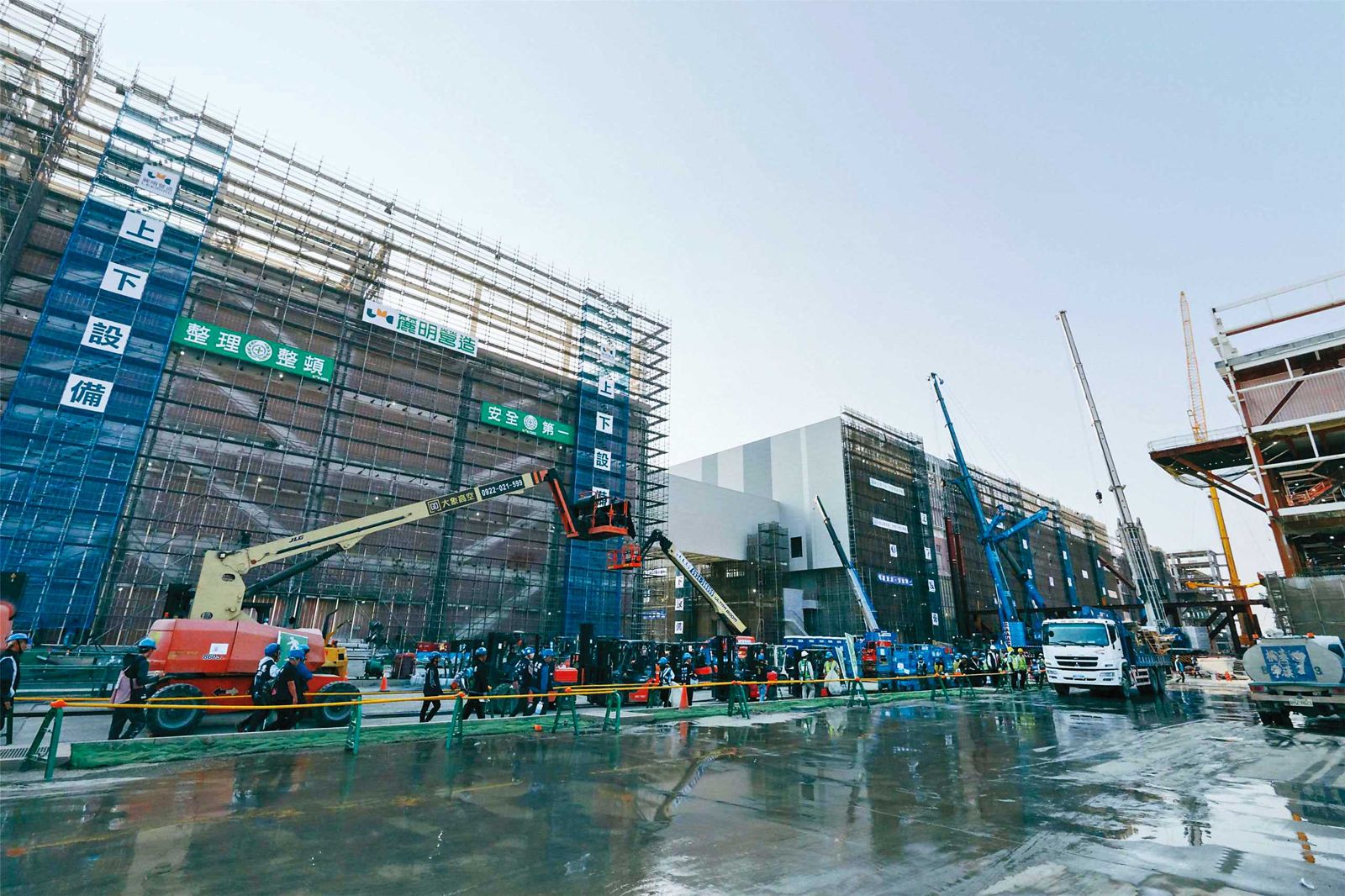 先進封測需求旺，台積電嘉義先進封測廠（圖）正積極擴建中，未來有望成為台積電全球最大的先進封裝基地。（台積電提供）