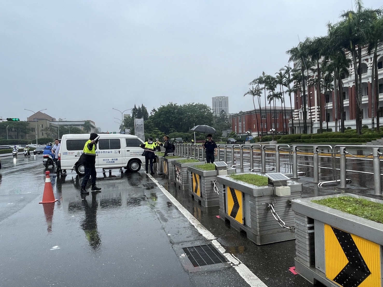 總統府前憲兵見貨車撞來，急忙上前查看。（翻攝畫面）