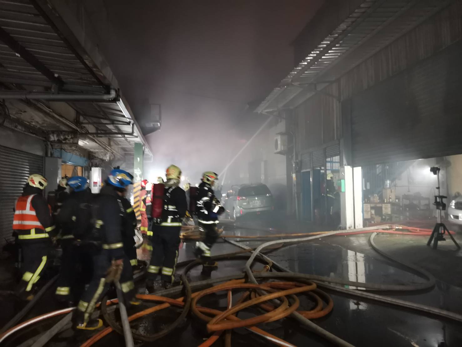 新北市新莊區化成路一處鐵皮工廠，竄出濃煙火舌。（新北消防局提供）