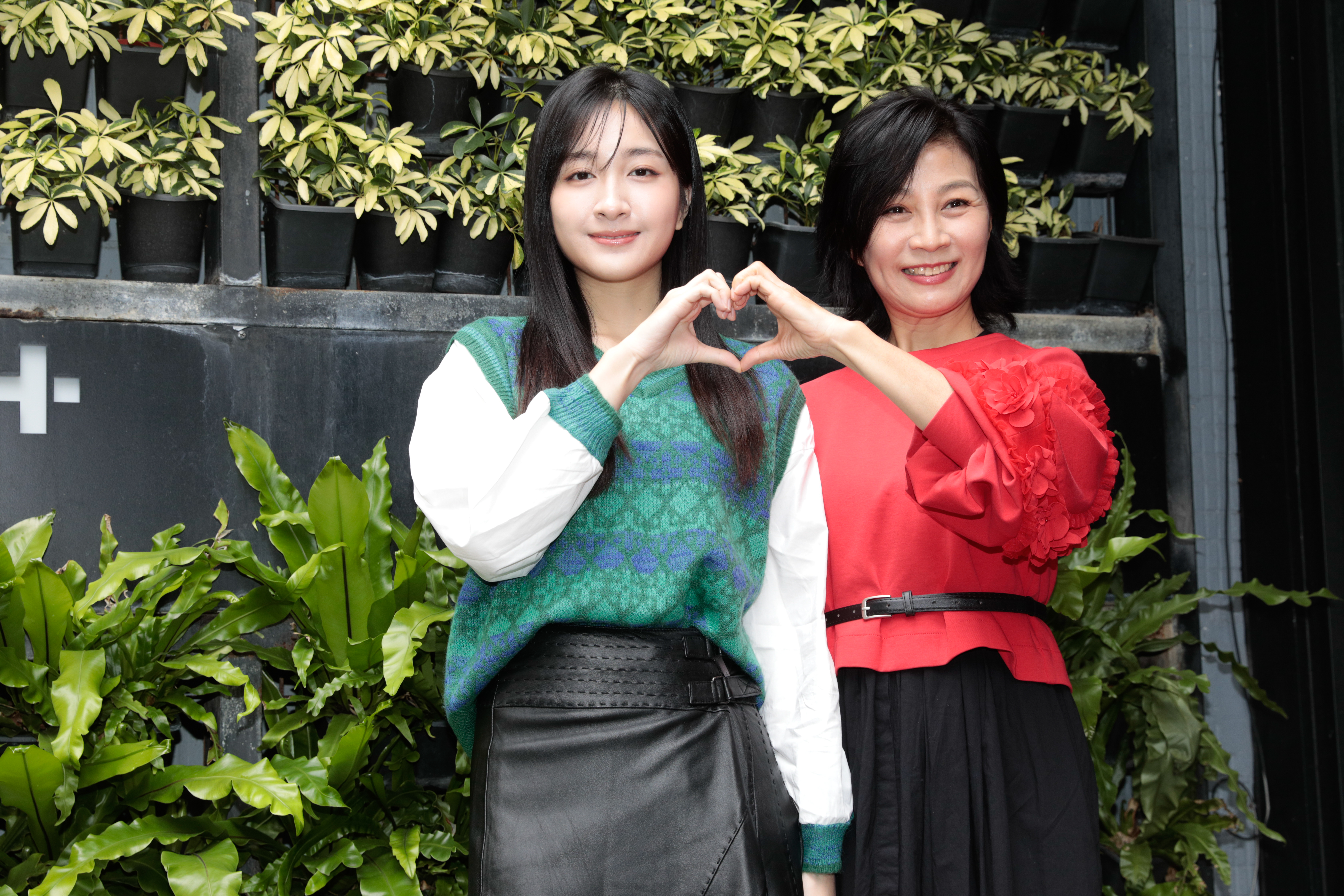 方文琳和女兒齊薇一起現身受訪。