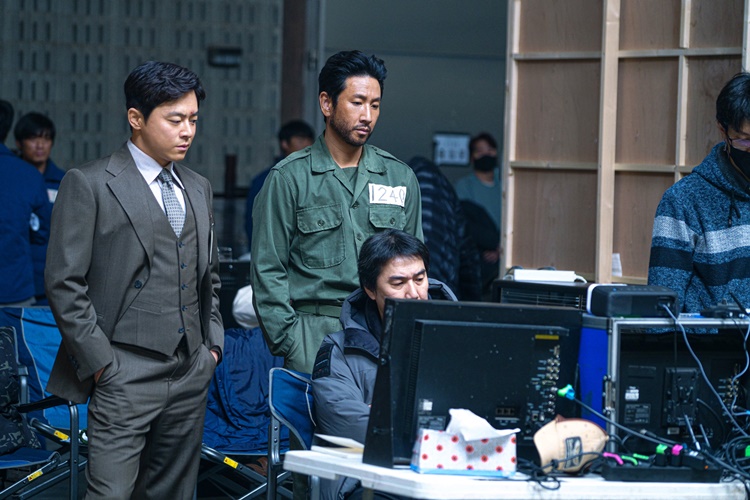 李善均（後右）遺作之一《幸福的國度》下月將在韓上映，昨（22日）記者會上，曹政奭（後左）一度眼眶泛淚。（網路圖片）