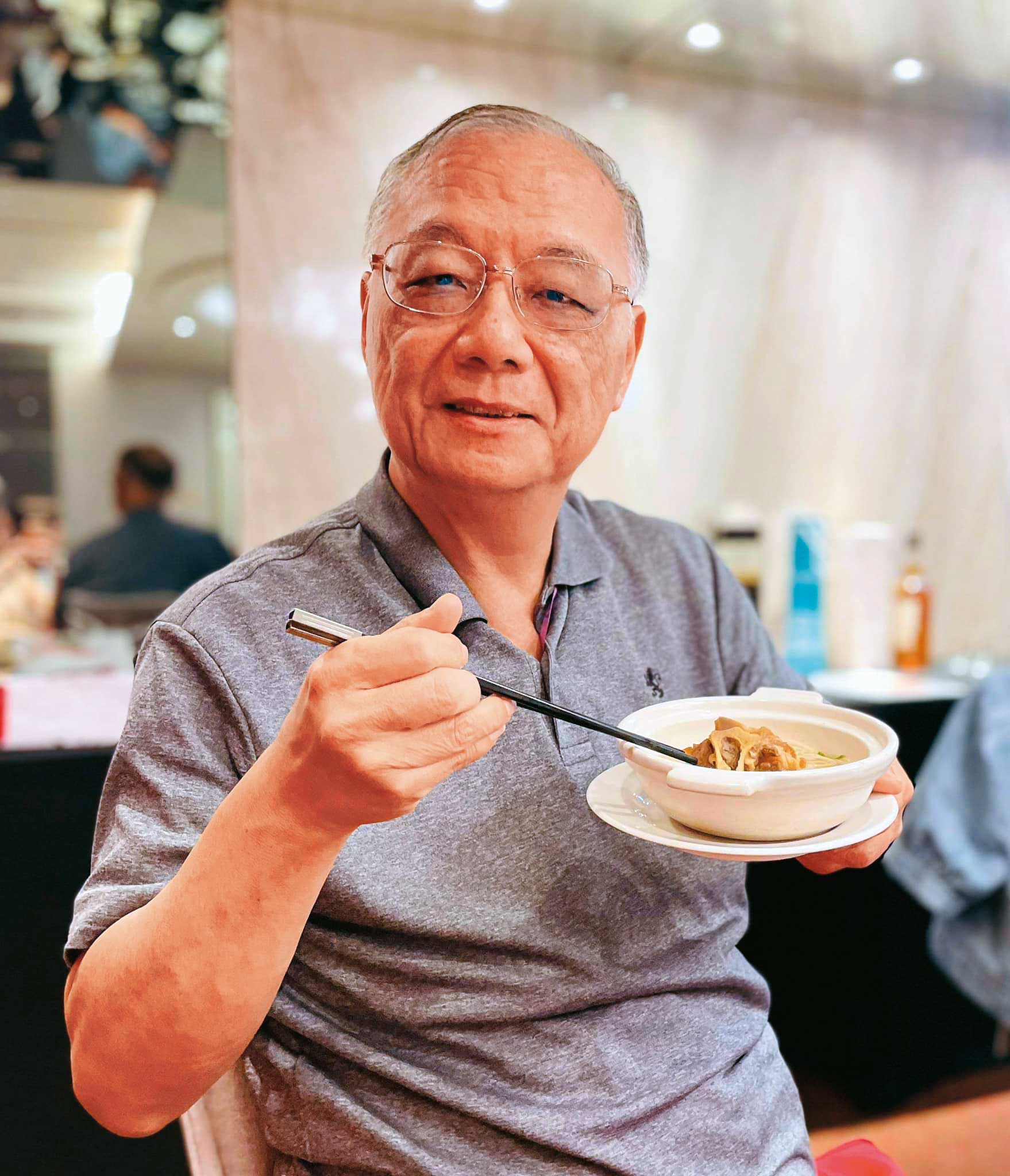 杜紫宸以筆名禹拜在臉書開設帳號,去年6月曾發文抱怨他冤成詐騙被告,朋友特別為他點了豬腳麵線。(翻攝禹拜臉書)