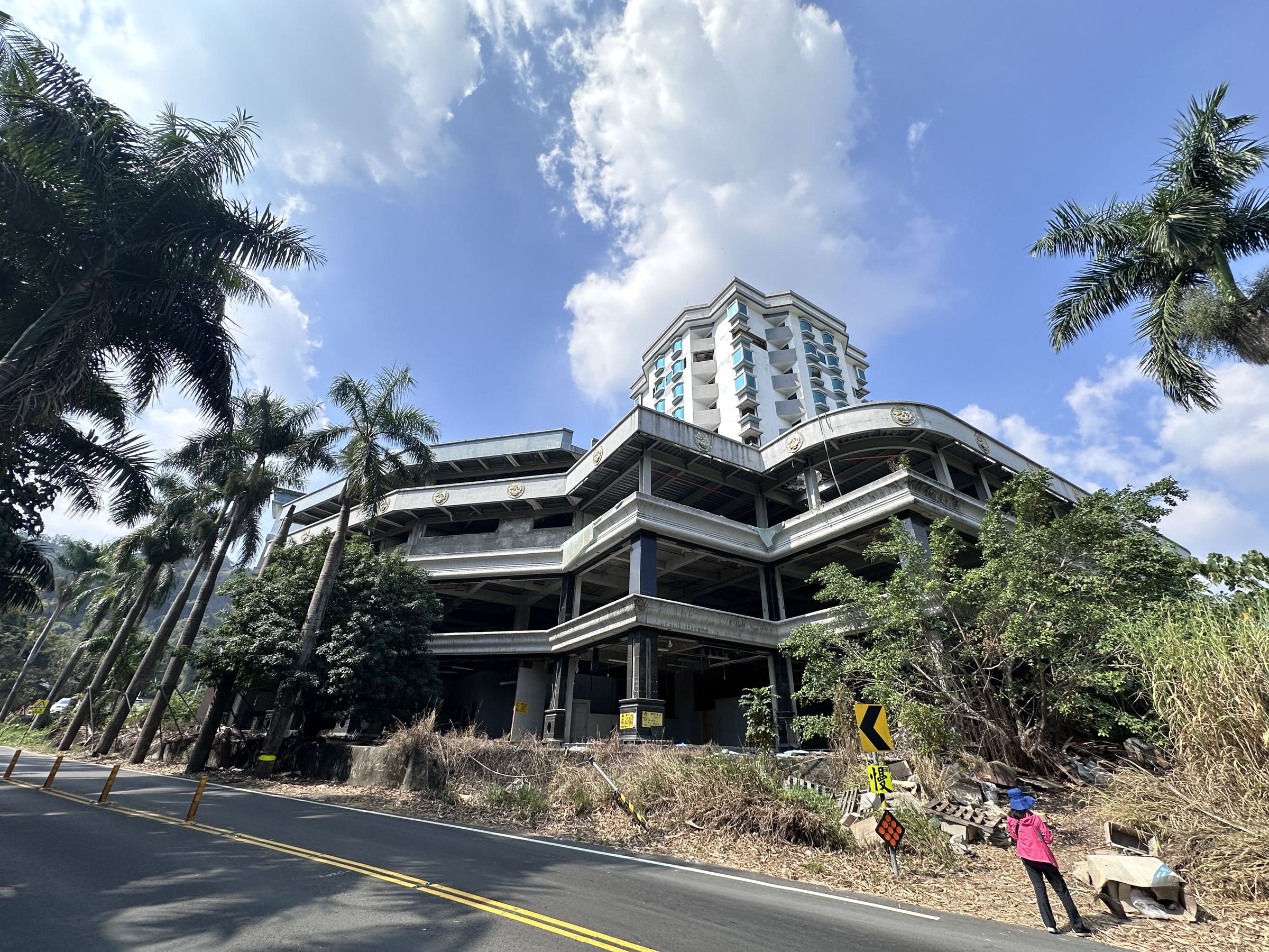 荒廢近20年的高雄觀音山「匯智龍城」建物因欠稅遭拍賣,以1.8億餘元成交。(行政執行署提供)