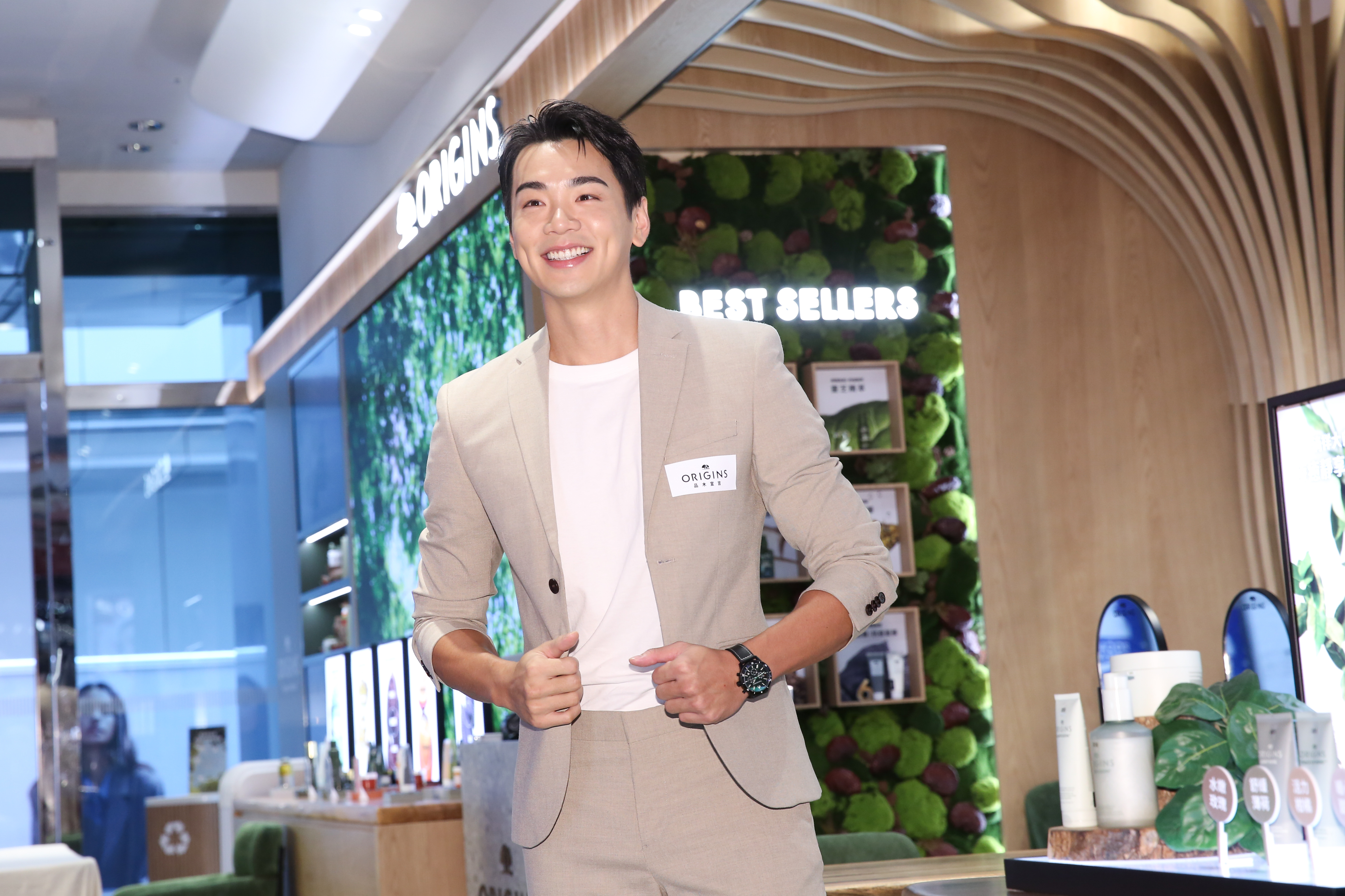 禾浩辰5日為ORIGINS品木宣言擔任一日店長。