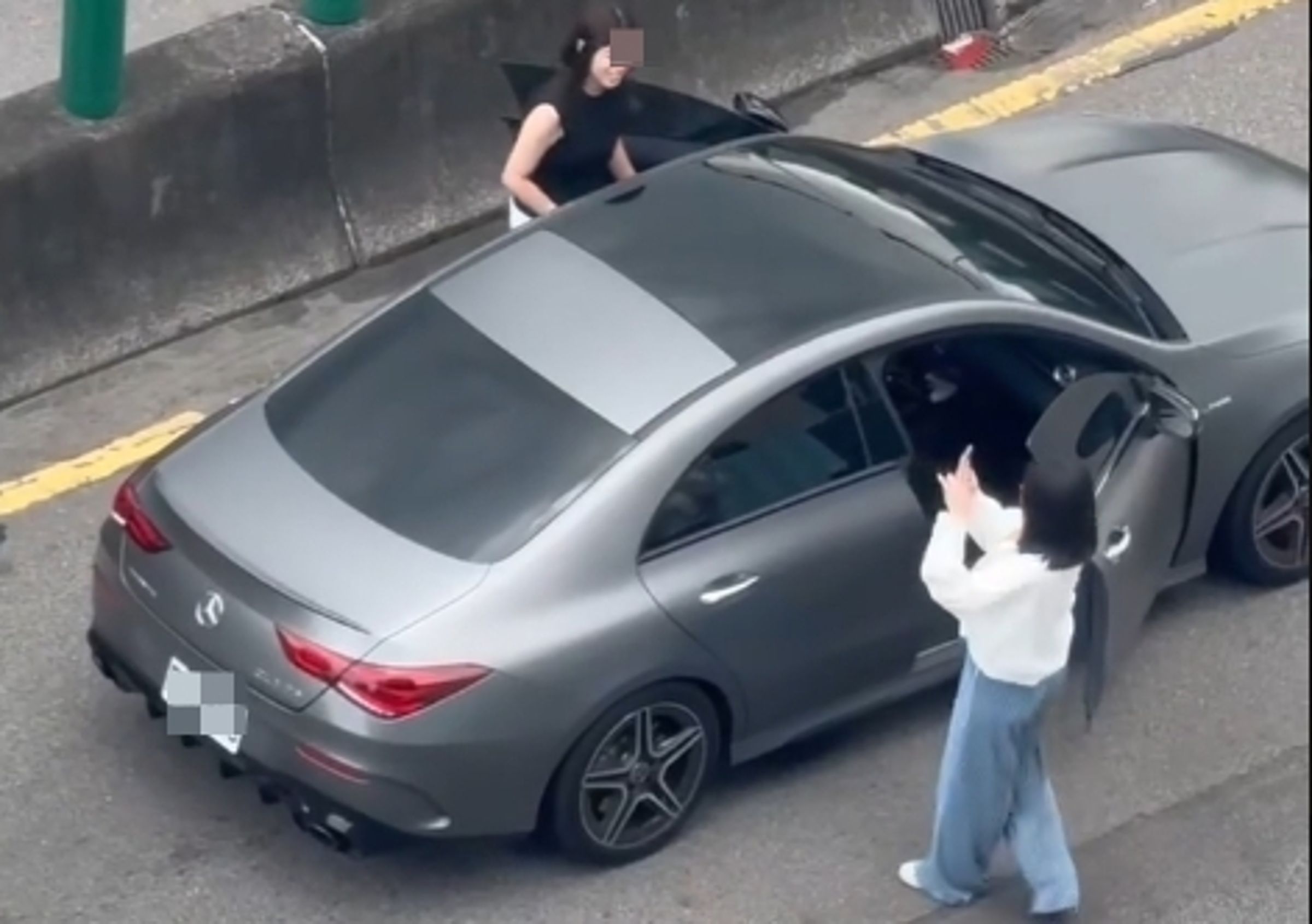 台北市民大道高架橋,一輛轎車停路邊,女子下車拍照全被網友錄下。(翻攝自Therads @chentx_1009)