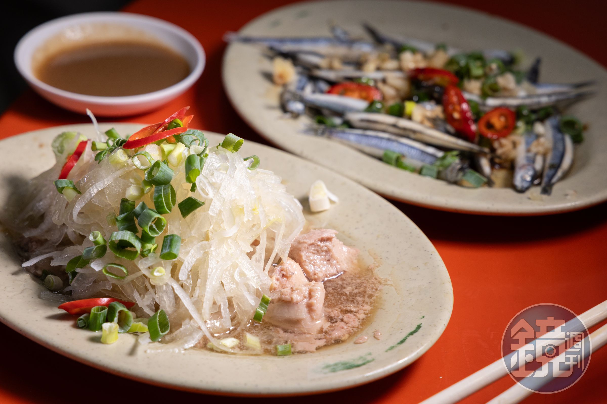 「洋蔥鱈魚肝」(前)的洋蔥絲酸甜解膩,肥美飽滿的「丁香魚」只以涼拌處理就很好吃。(皆200元/份)