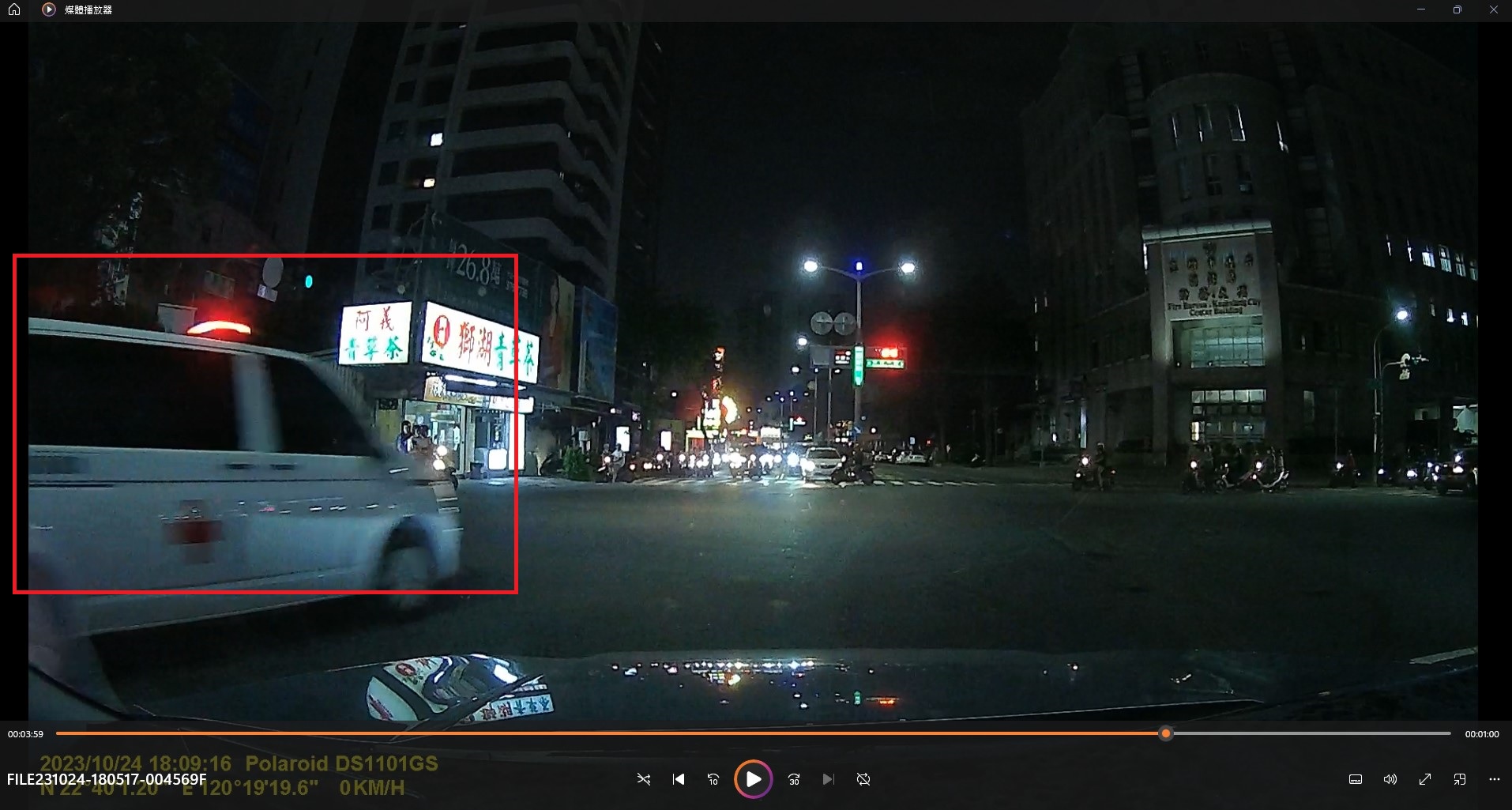 一名網友因禮讓救護車，暫時將車輛前駛至斑馬線，沒想到有女子疑似檢舉，讓他相當無奈。（翻攝自爆料公社二社）