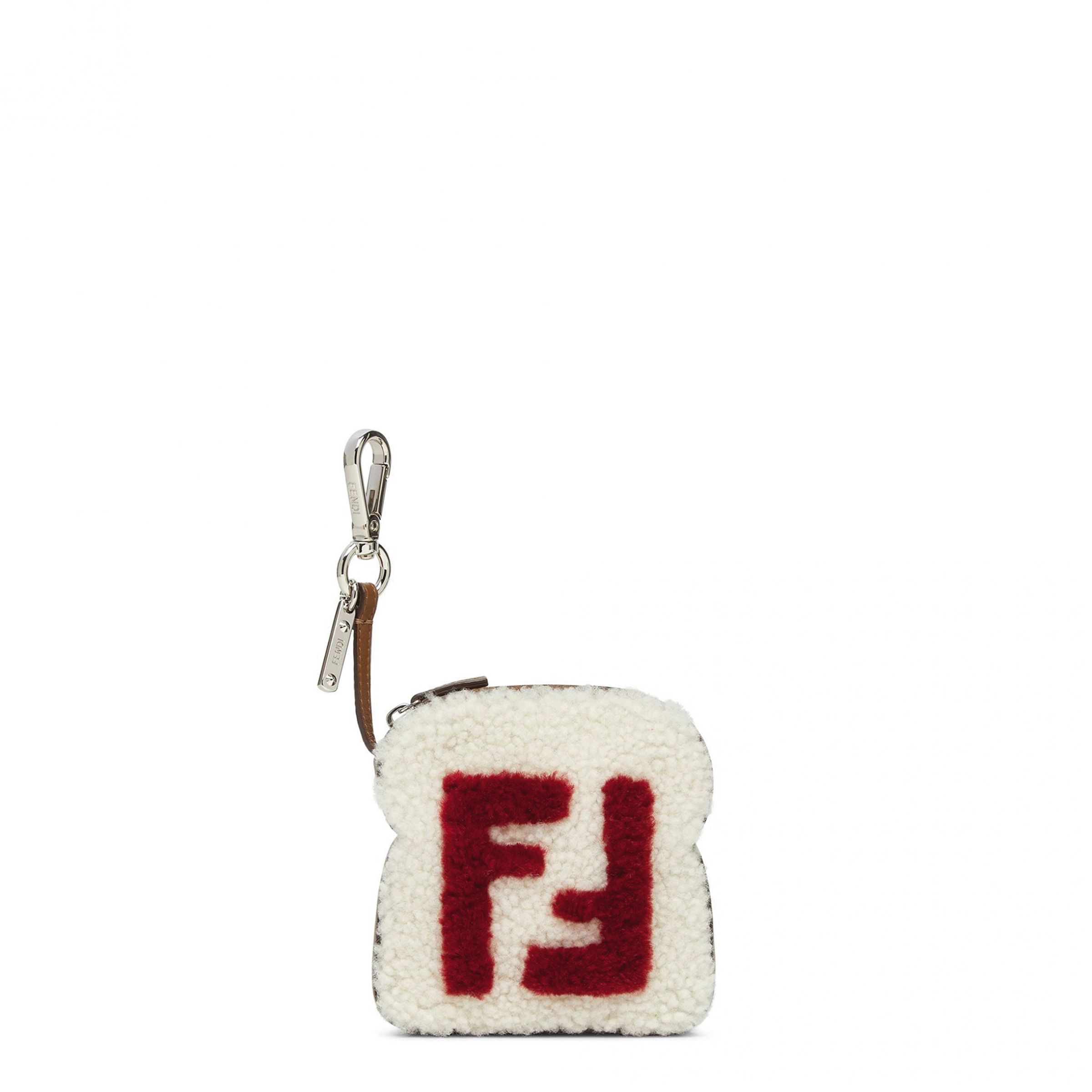 七夕情人節限定系列FF logo羔羊絨掛飾包，NT$24,200。（FENDI提供）