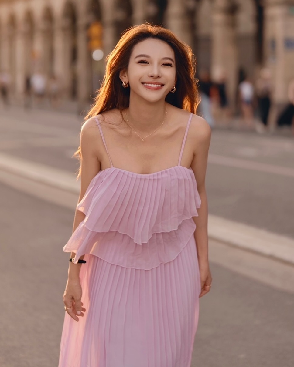 艾莉絲離婚後帶女兒赴法學語言，創辦有機保養品品牌。