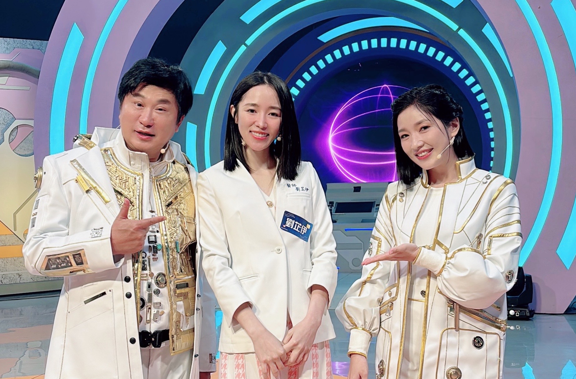 劉芷伊（中）po出她上胡瓜主持的益智綜藝節目《拜託ATM》。（翻攝自劉芷伊粉專）