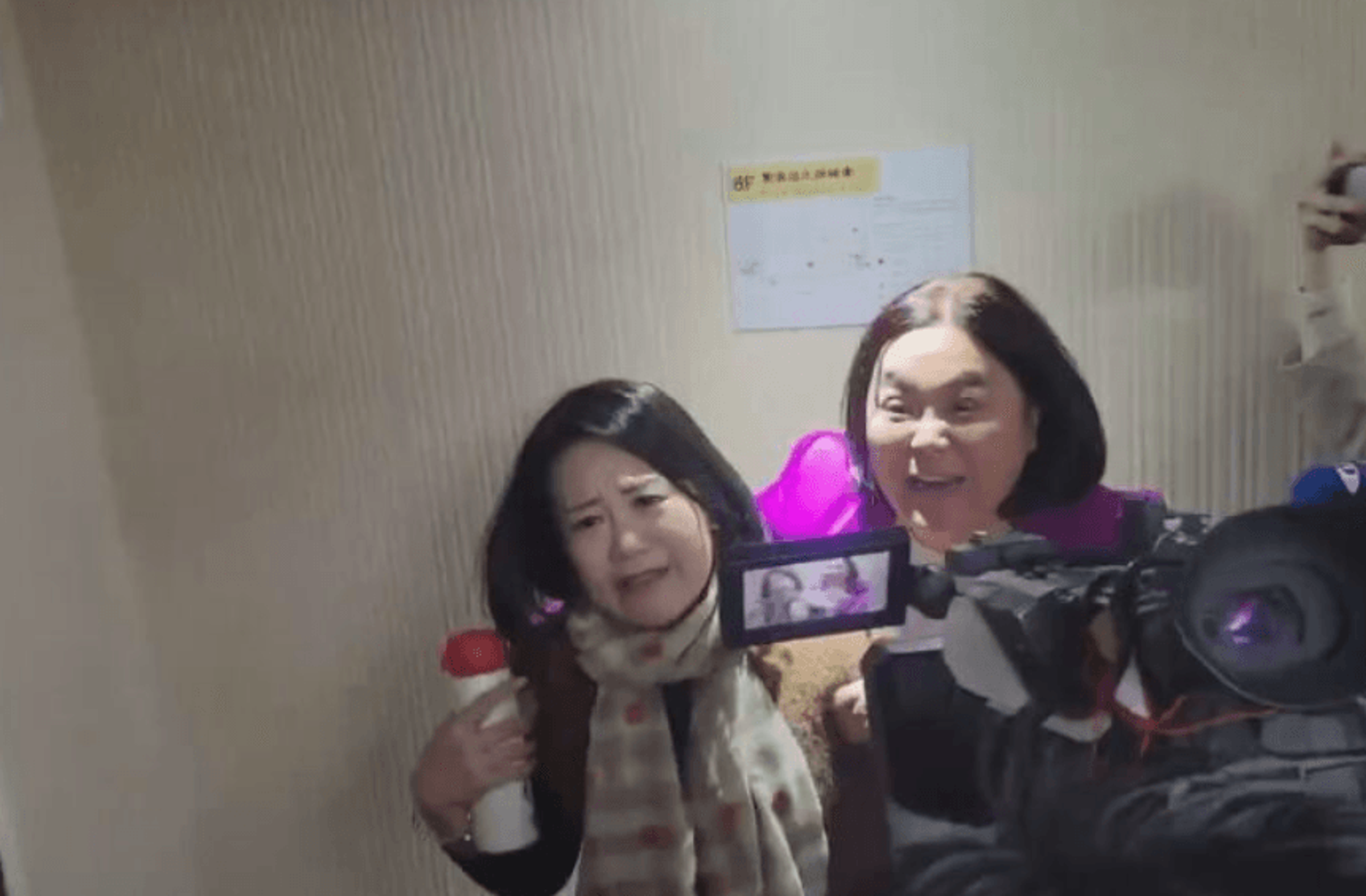 吳思瑤(左)在立院環衛委員會遭陳玉珍環抱架離,吳指控陳動用暴力。(翻攝鏡新聞影片)
