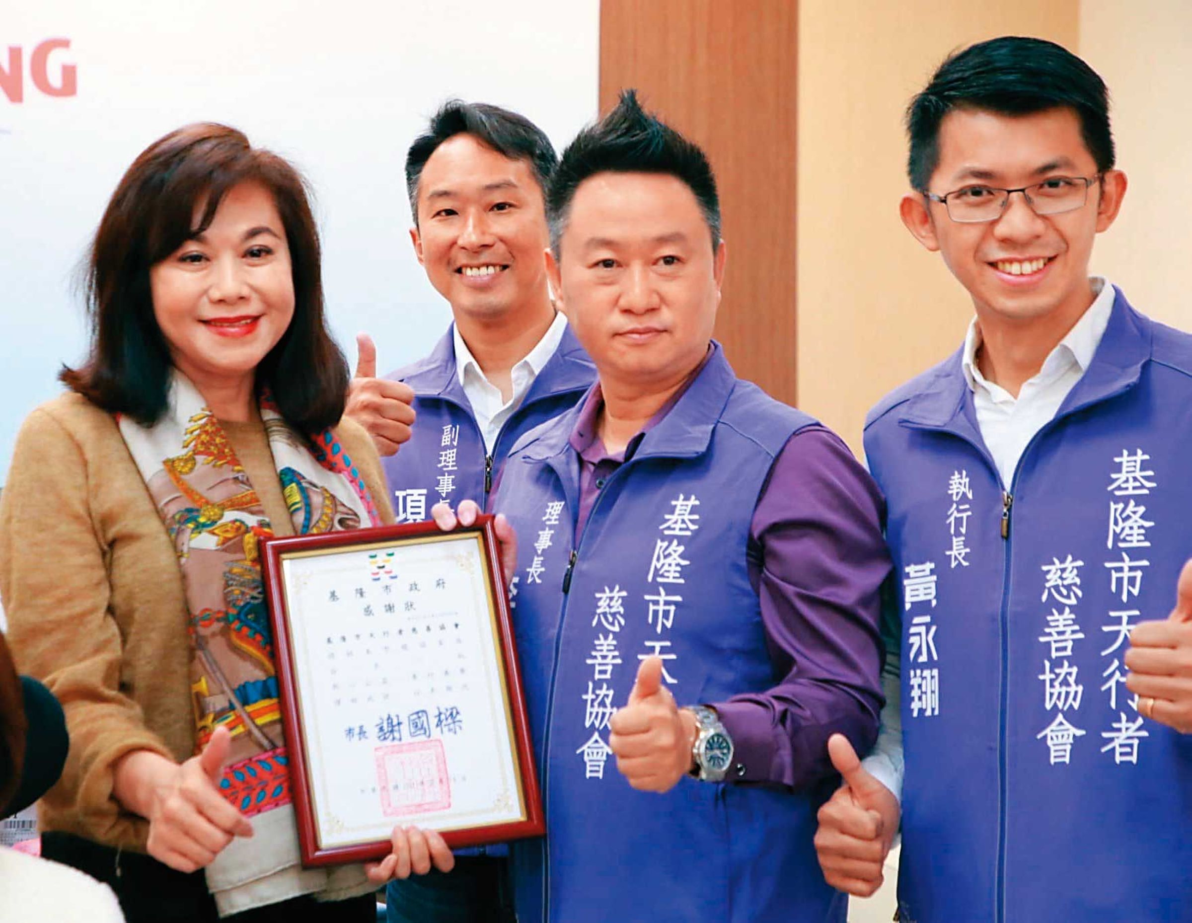 天行者協會理事長李昌萬(右2)捐贈物資,基隆市副市長邱佩琳(左1)致贈感謝狀。(翻攝李昌萬臉書)