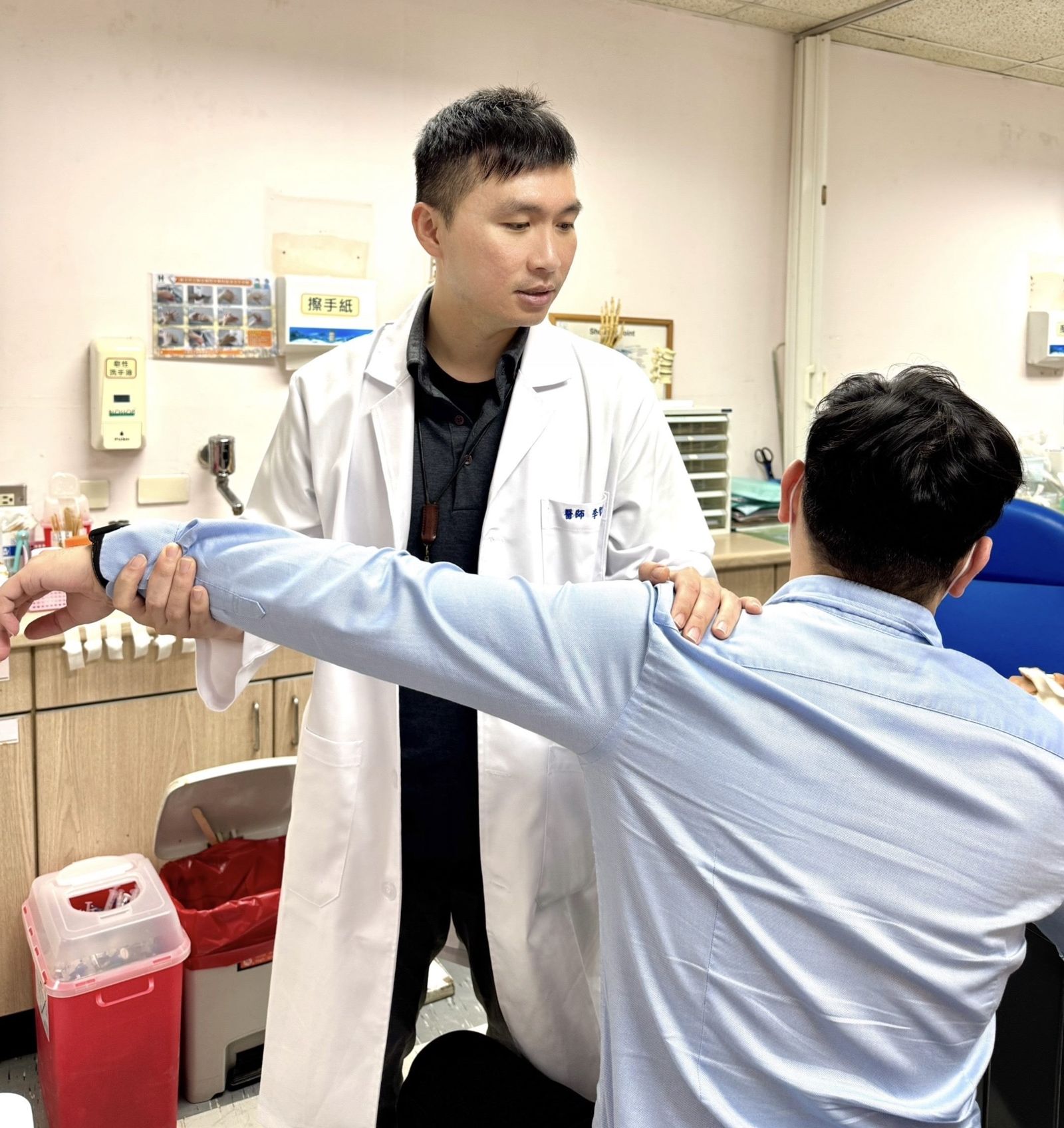 李醫師示範「被動活動測試」。確認是否為五十肩的症狀。（李智堯醫師提供）