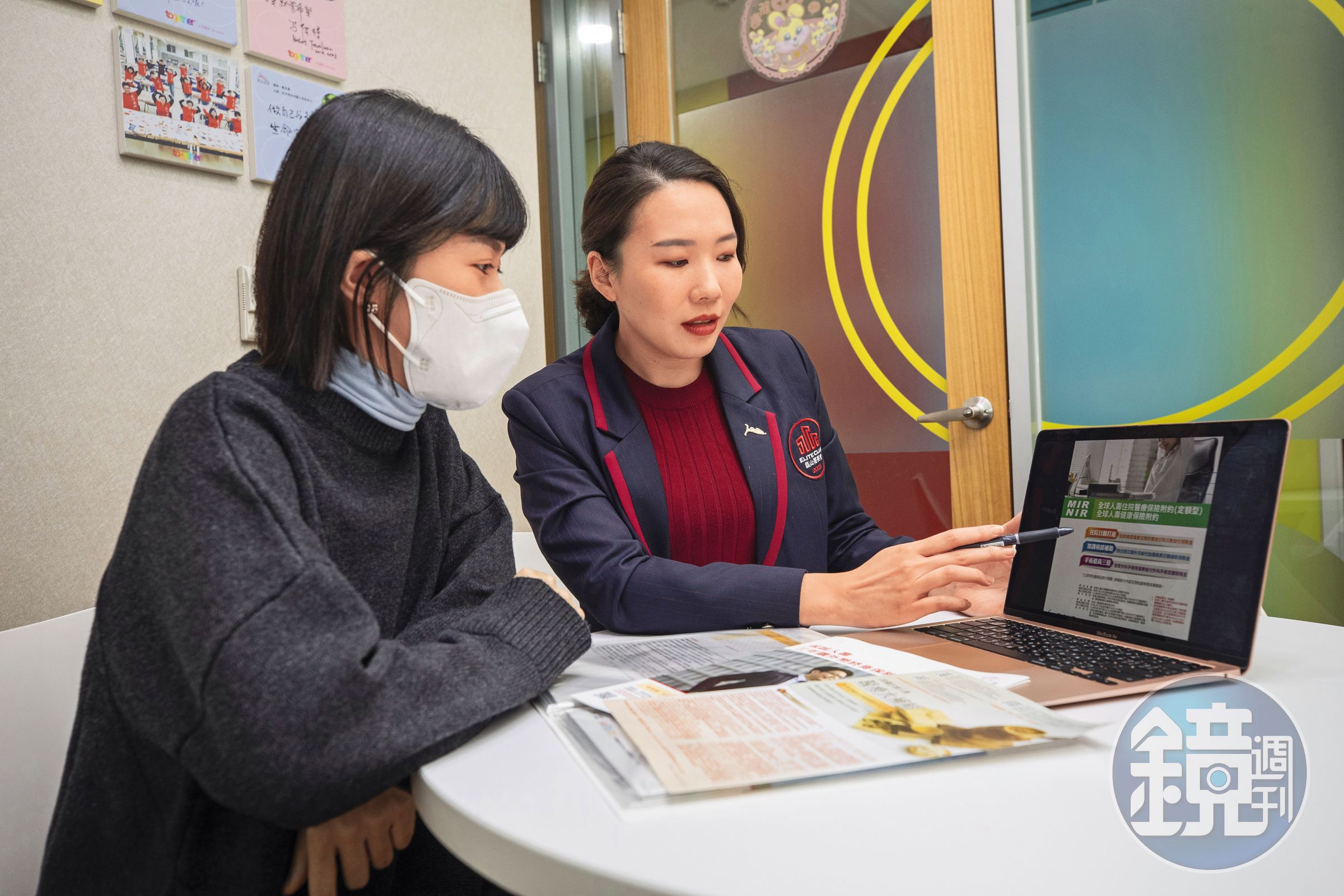 Cathy（左）經歷腦瘤手術後驚覺保險的重要性，加上人生跨入不同階段，重新檢視保單。右為磊山保經業務總監李佳如。
