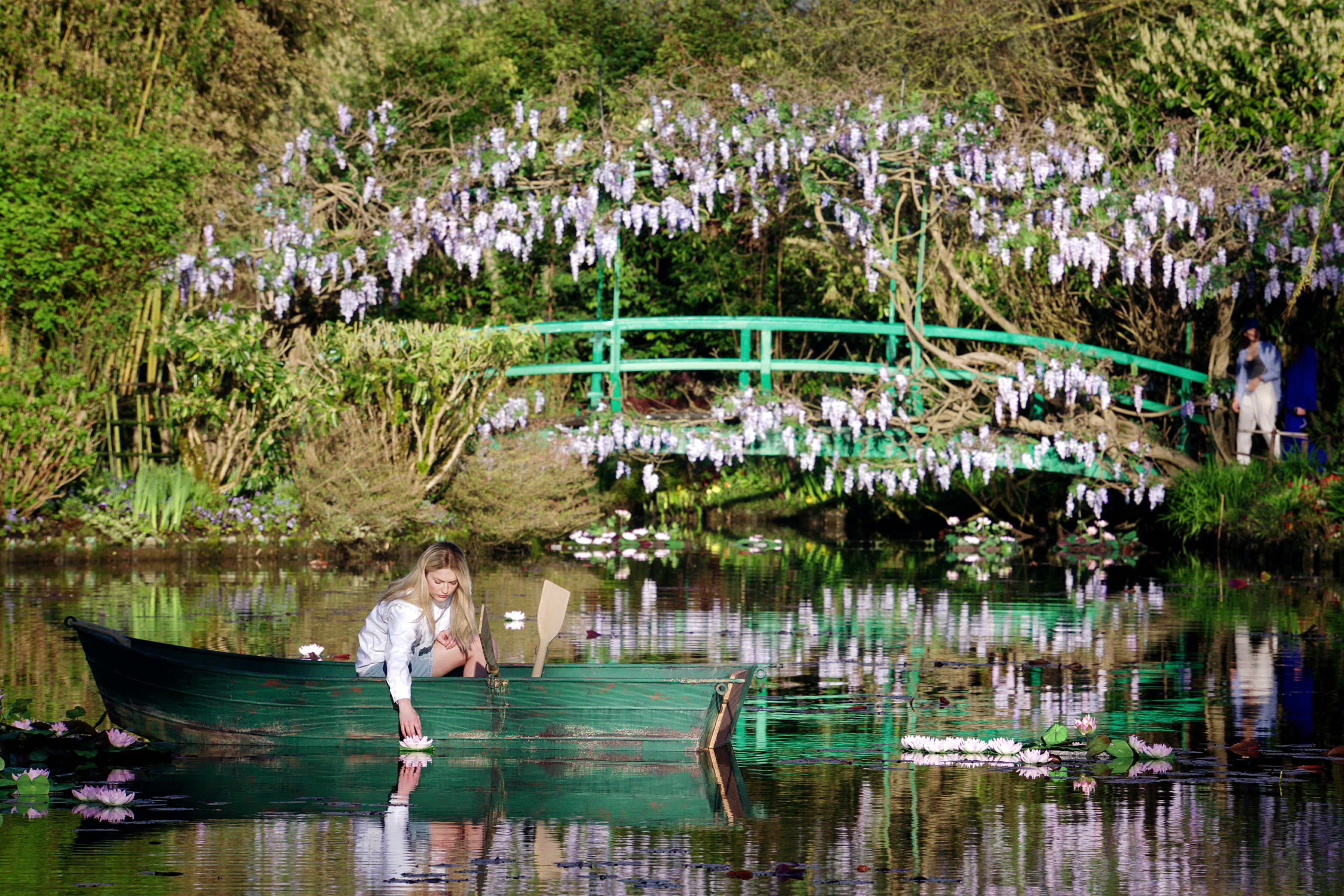 這是畫家莫內的吉維尼故居,在此完成《睡蓮》畫作,難得外借給《艾蜜莉在巴黎》拍戲,真的太美了。(Netflix提供)