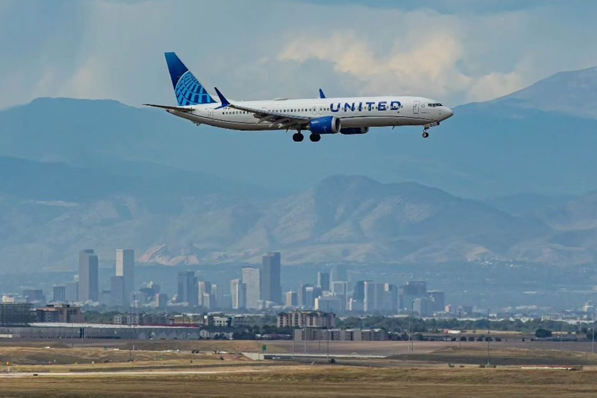 美國聯合航空班機編號UA2325一架從丹佛飛往加拿大的客機,起飛後不久驚傳引擎起火,示意圖非當事飛機(翻攝自United FB)