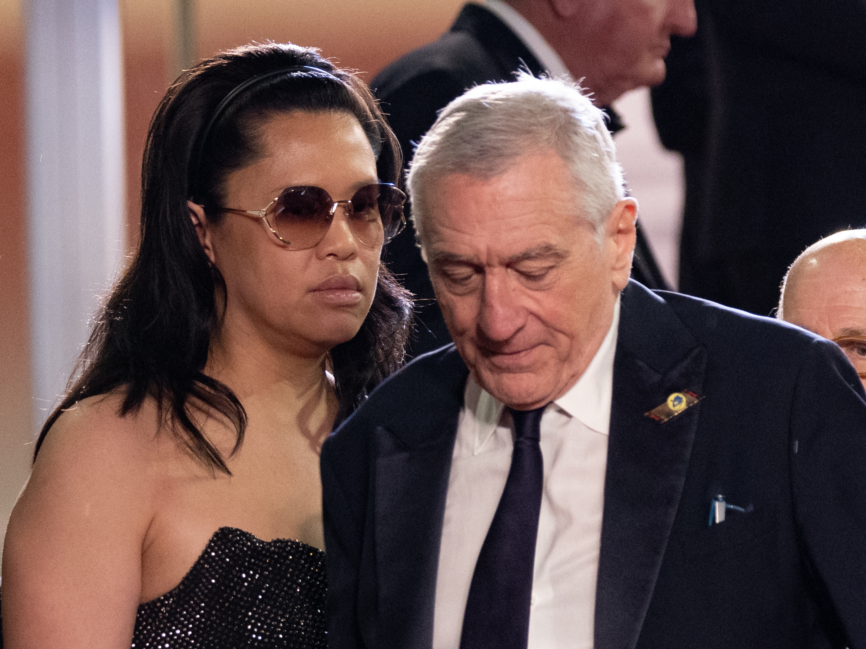 勞勃狄尼洛（右）與女友Tiffany Chen（左），被前任助理控告性別歧視官司出庭作證，意外曝光了許多私下的真實行徑與想法。（東方IC）