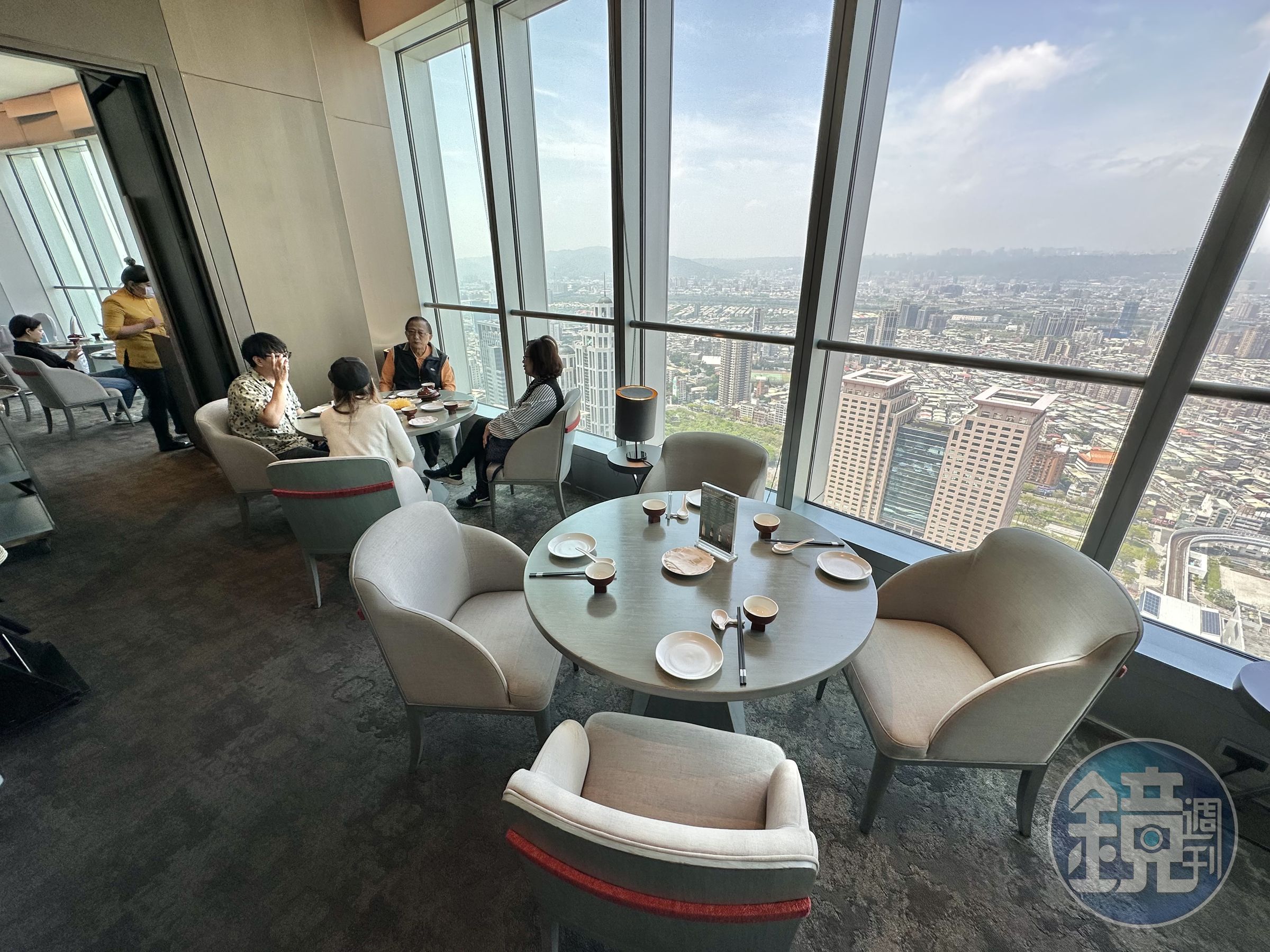 「望月樓」在新北市百揚大樓的48樓，用餐同時能飽覽板橋鬧區的風景。