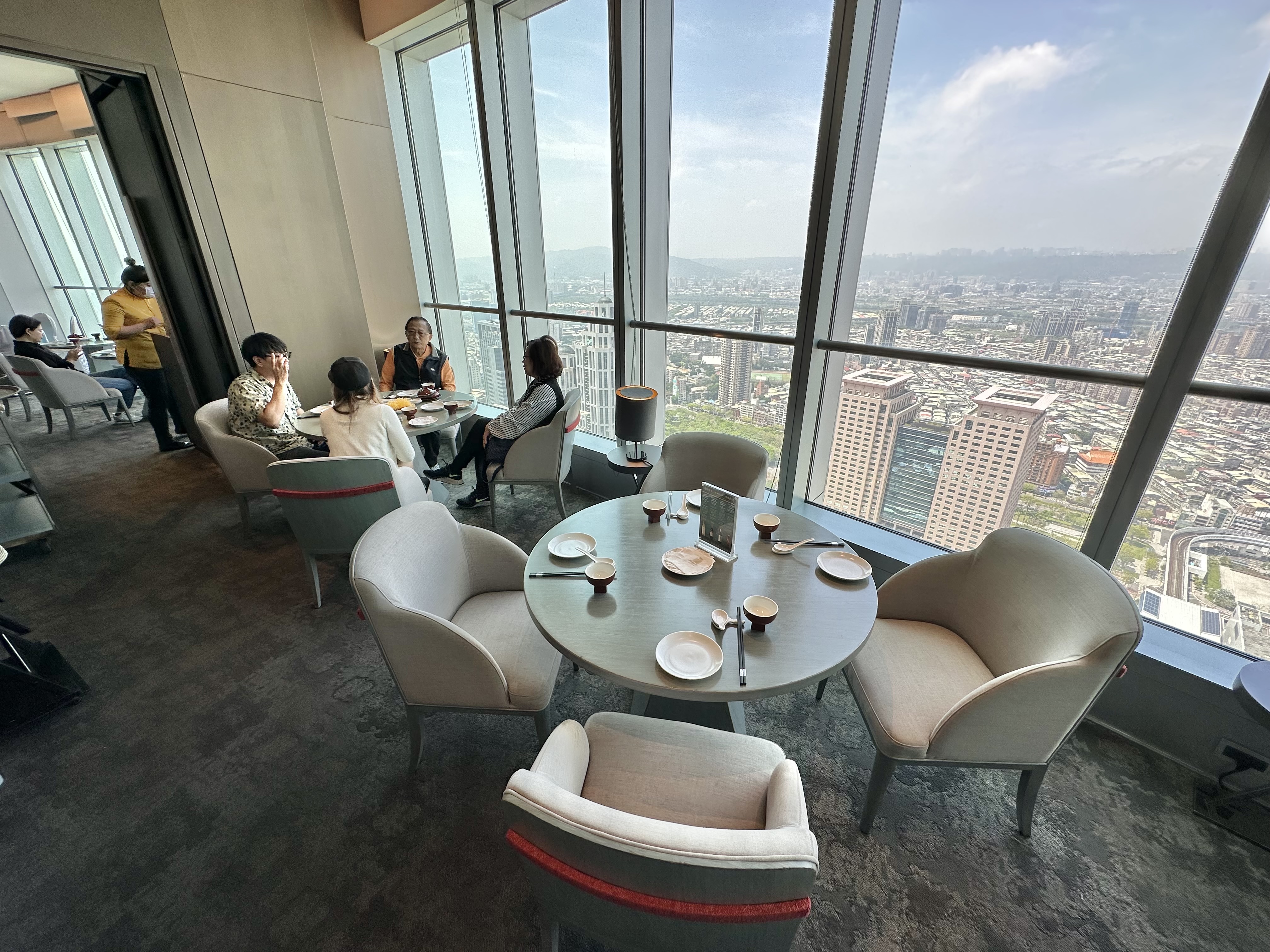 「望月樓」在新北市百揚大樓的48樓，用餐同時能飽覽板橋鬧區的風景。