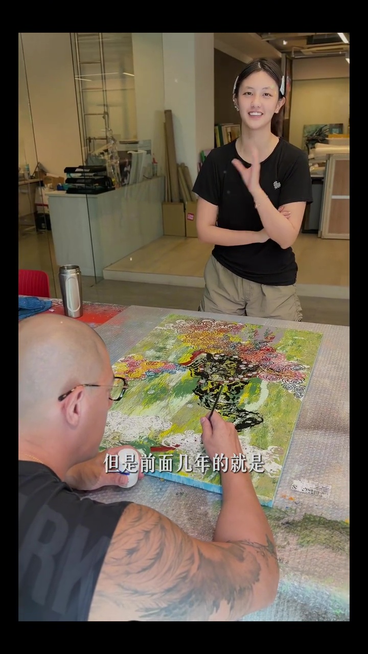蔣得曦站在爸爸蔣友柏面前,看爸爸創作。(翻攝小紅書)