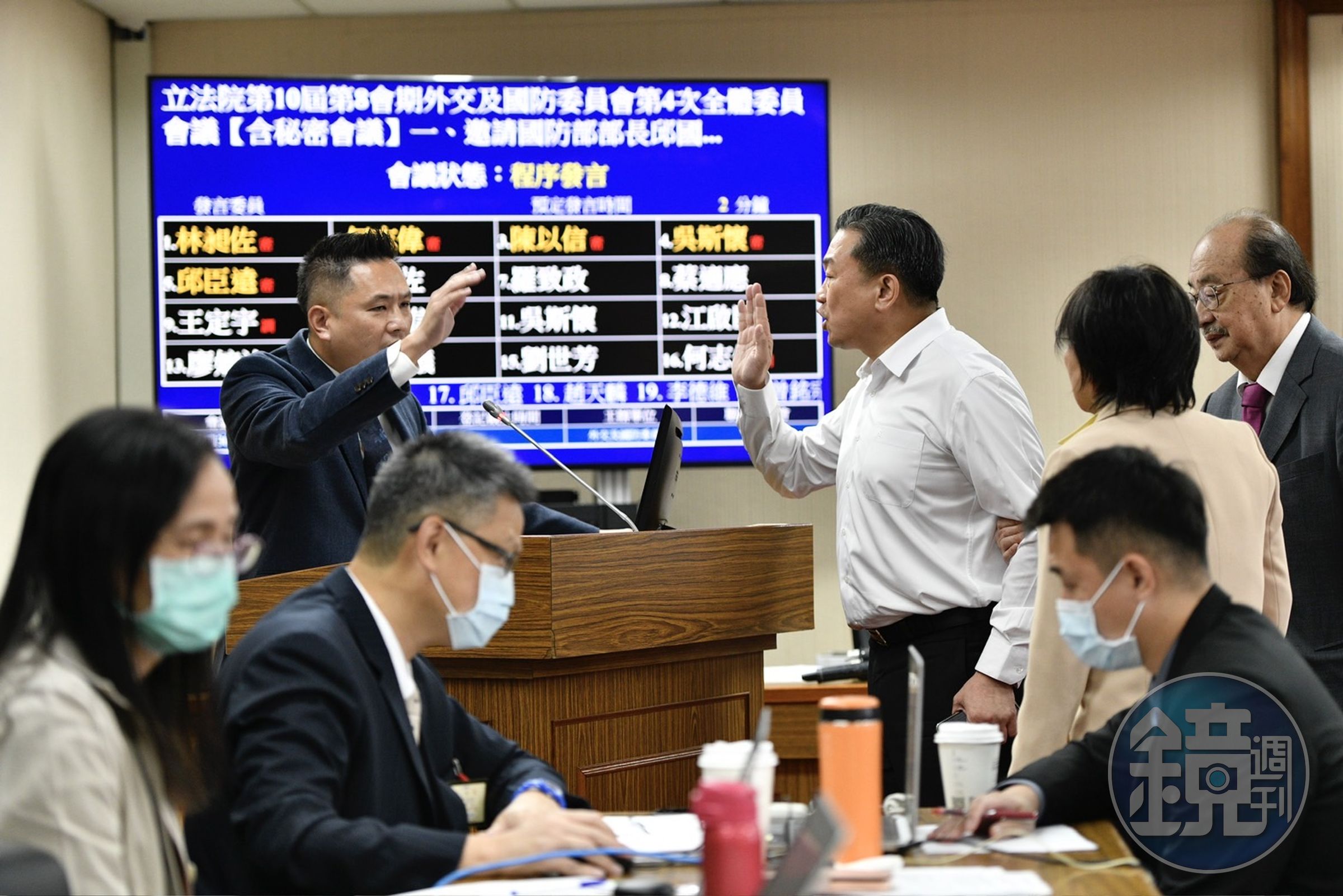 陳以信(左)點名王定宇(右)經常在臉書貼機密會議資料,要求納入大嘴巴條款,遭王反駁,並指陳在護航馬文君,雙方爆發口角。