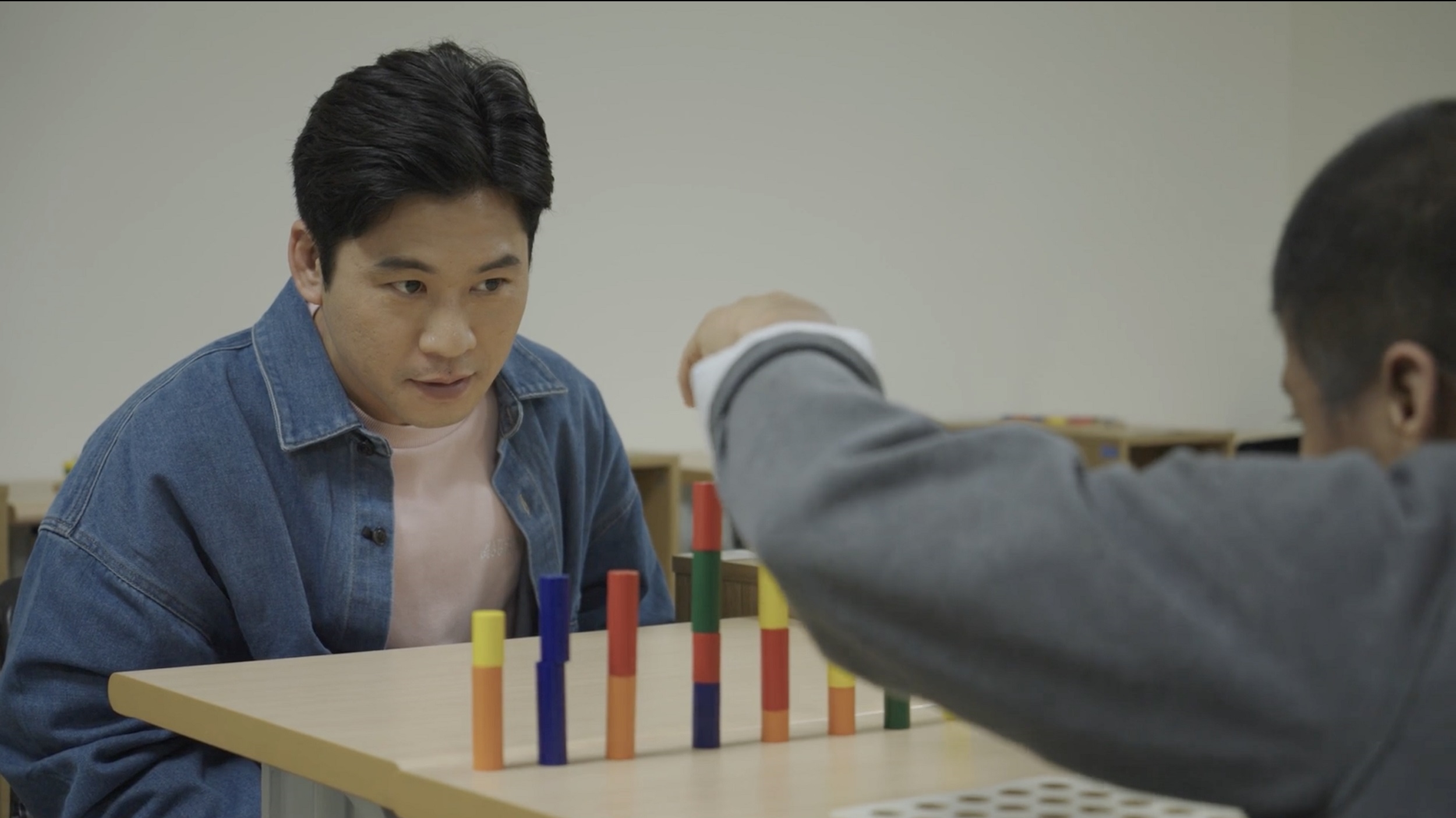 「讓愛傳下去—2024吳尊賢愛心獎」紀錄片將於公視頻道首播，黃迪揚（左）首次擔任紀錄片節目引言，並於節目中與黎明喜樂園服務對象玩桌遊。（公視提供）