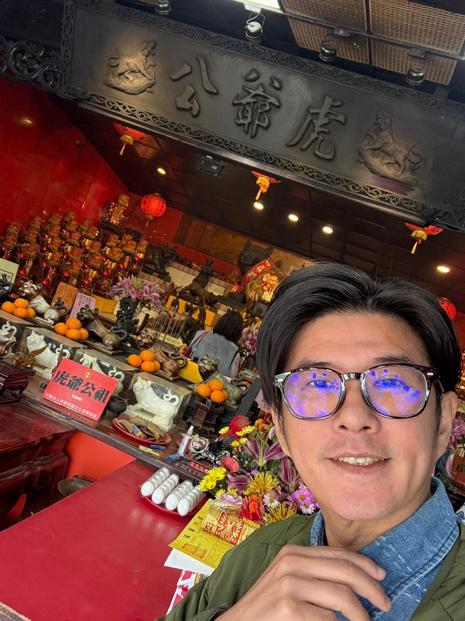 顏永烈拜虎爺宮廟求財運。(顏永烈提供)