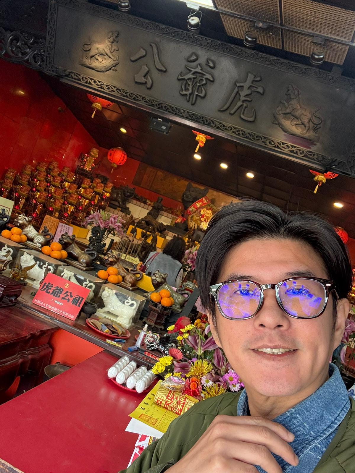 顏永烈拜虎爺宮廟求財運。（顏永烈提供）