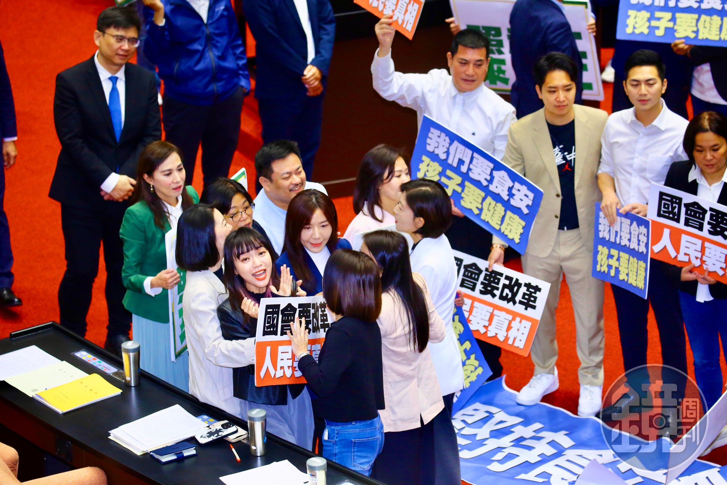 黃捷今日在立院與徐巧芯因為麥克風上演正面交鋒。