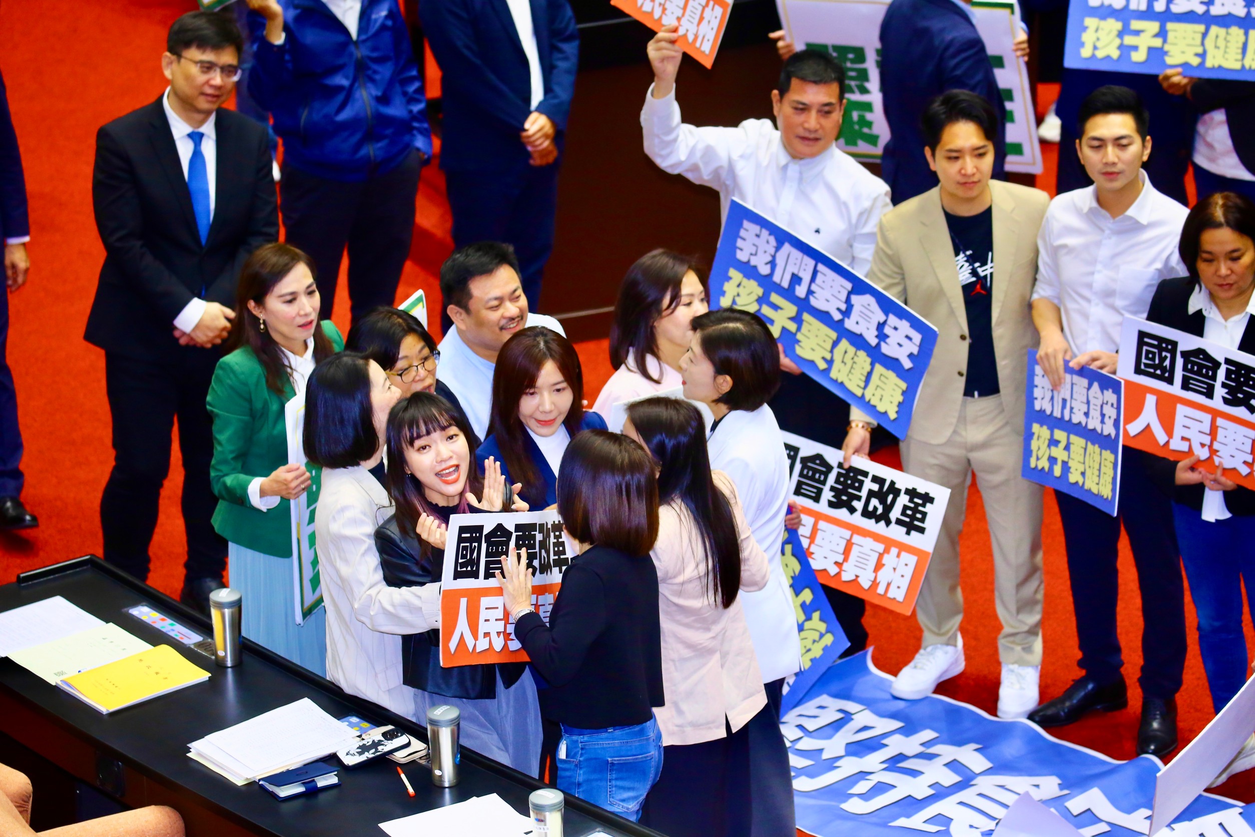 黃捷今日在立院與徐巧芯因為麥克風上演正面交鋒。