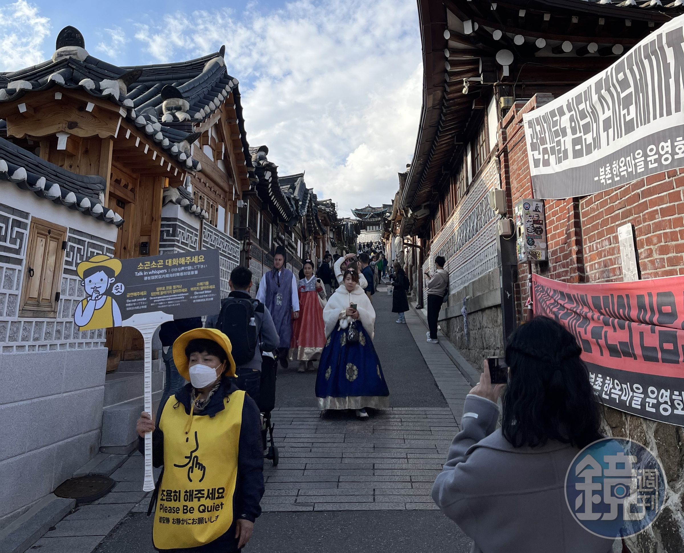 北村韓屋村因為遊客眾多，就有工作人員舉牌提醒控制音量，避免影響居民。