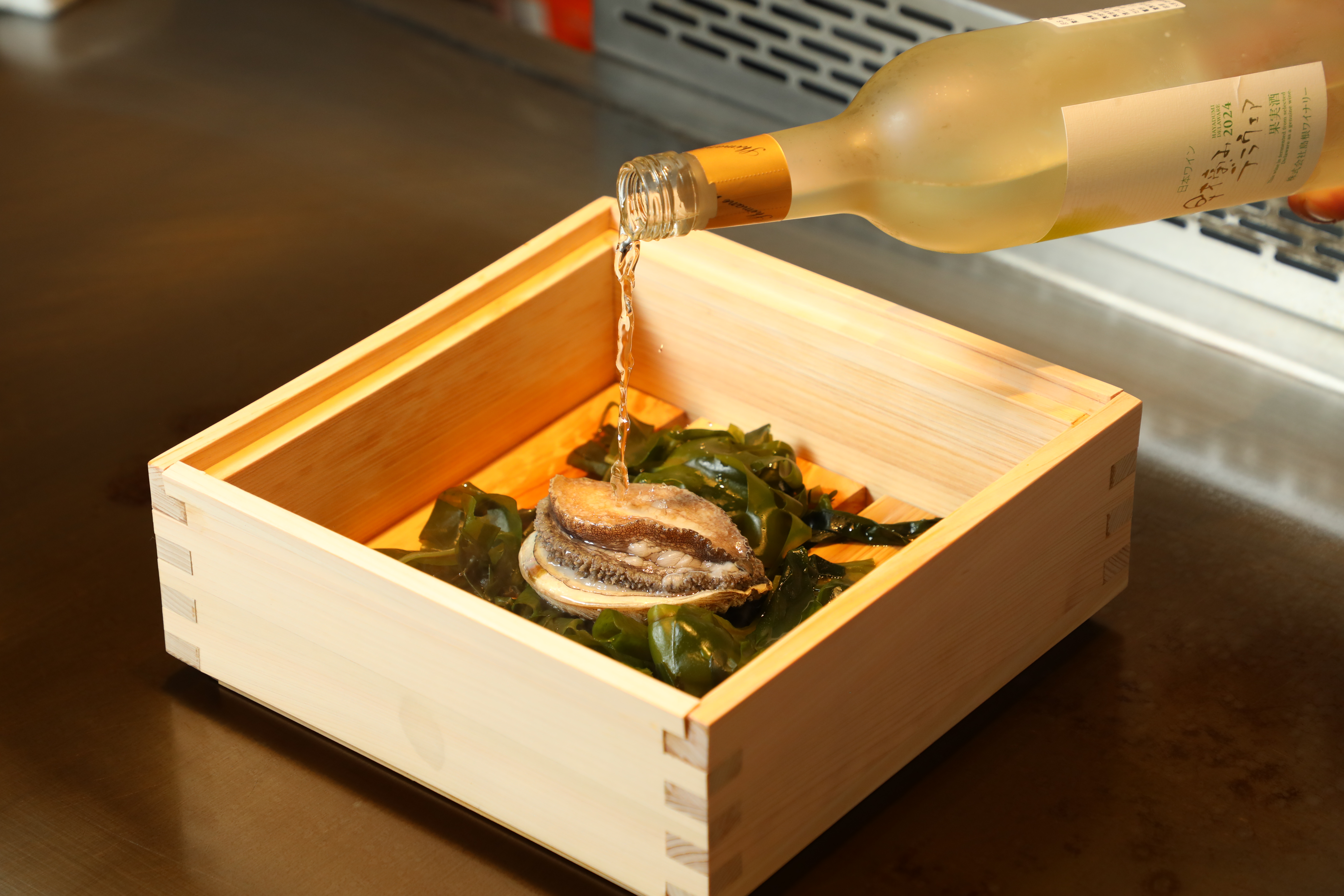 餐會中的特殊菜色還有「島根葡萄酒蒸南非鮑魚」。（豊漁餐飲集團提供）