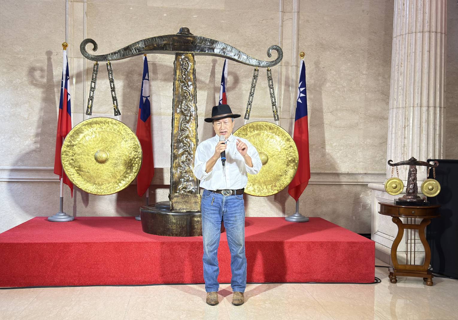 最高檢察署舉行「司法之秤」揭幕儀式， 該作品是國寶級銅藝大師吳宗霖先生帶領臺北監獄銅雕藝術班學員共同製作，象徵司法公平正義。（最高檢提供）