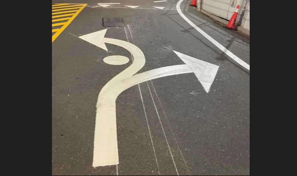 不少網友沒看過這個新奇的交通標線，認為政府缺少宣導。（翻攝臉書粉專「夏天車庫Summer Garage夏祖亮汽車藝術主題商店」）