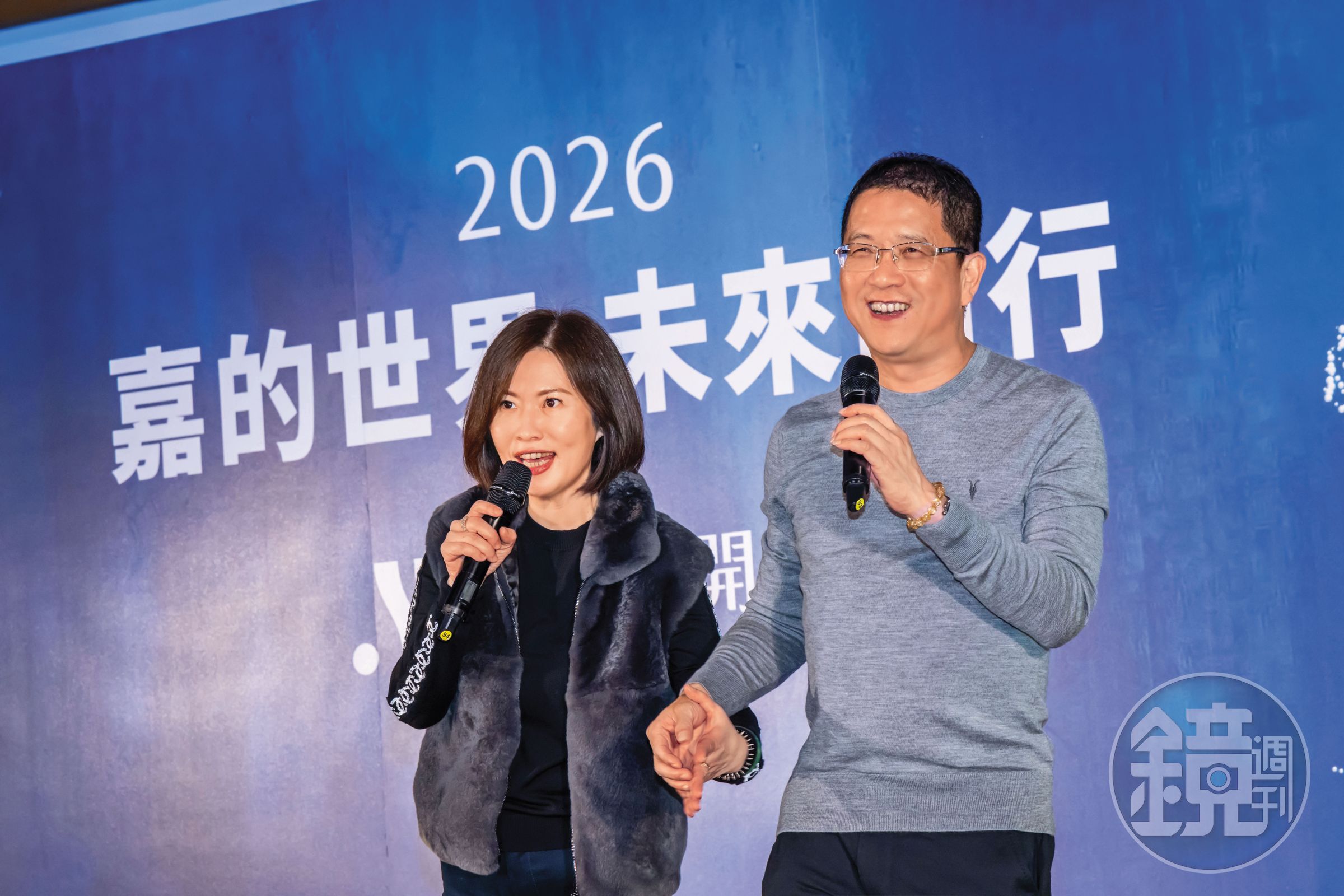 泰嘉開發在澎湖辦尾牙，呂金發（右）與妻子陳渝雯（左）放閃對唱。