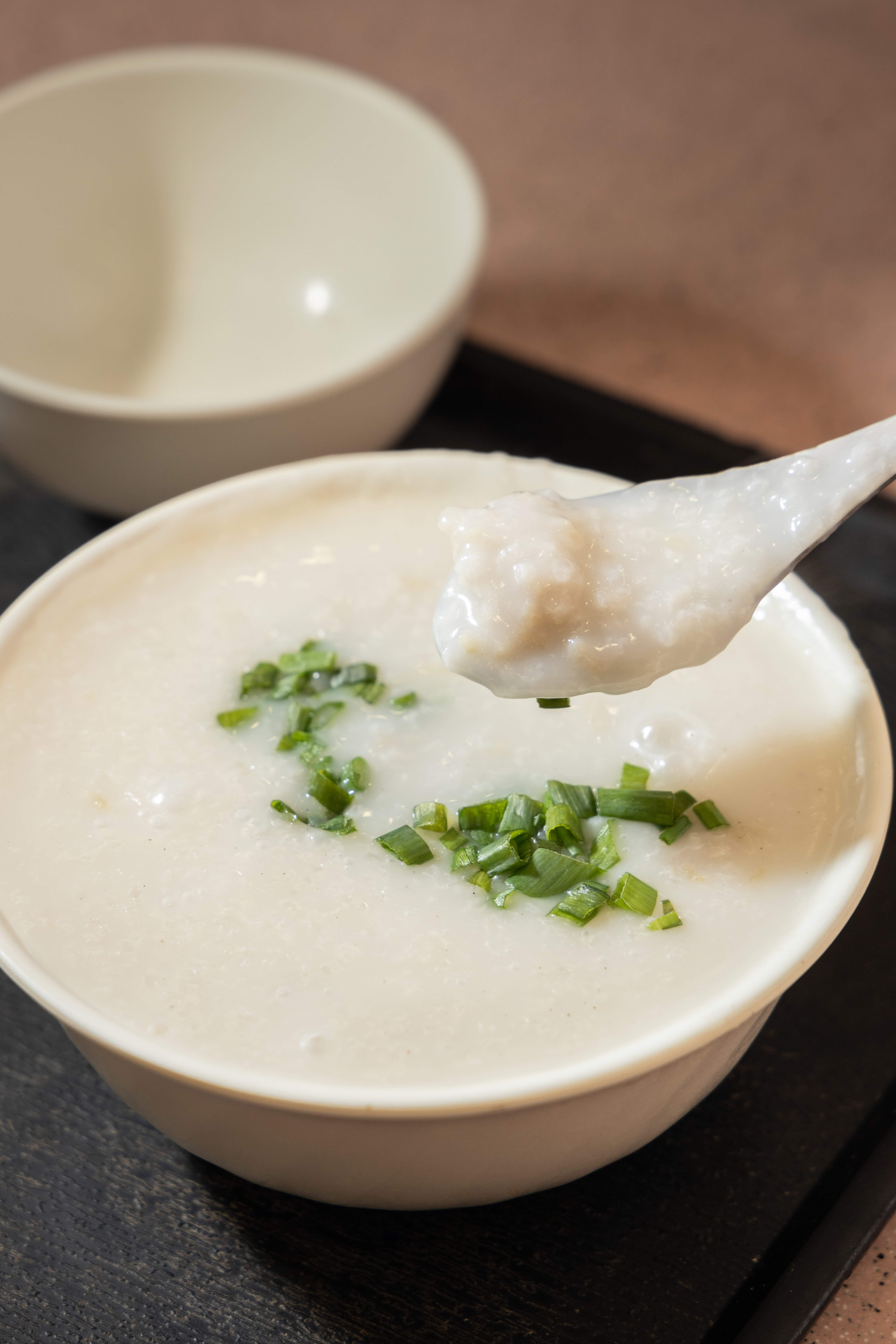 煲到看不清米粒形狀的「碎牛粥」，牛肉粒為白粥增肉香也添口感，簡單卻很美味。（港幣18元／份）