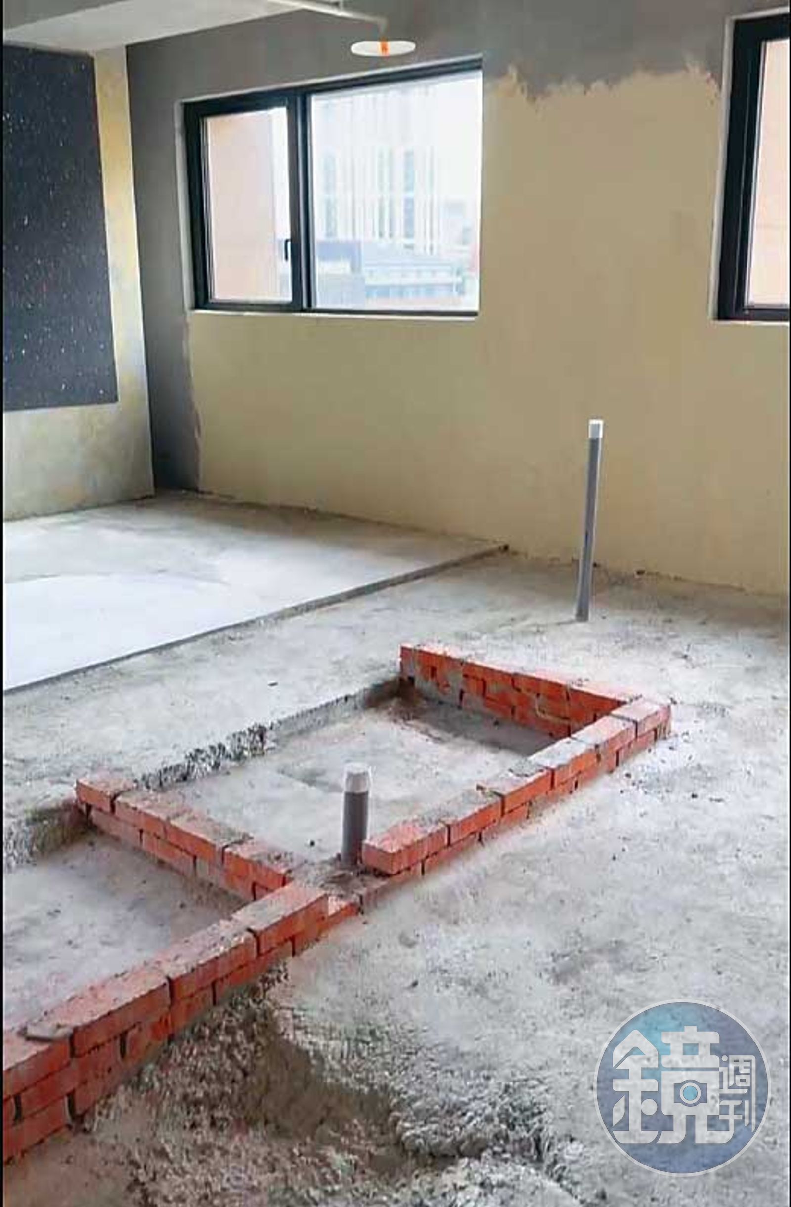 杜叙中承諾於2024年12月完成所有裝潢，但屋主S小姐2025年5月至屋內錄影時，僅有少數紅磚、噴漆佯裝施工。（讀者提供）