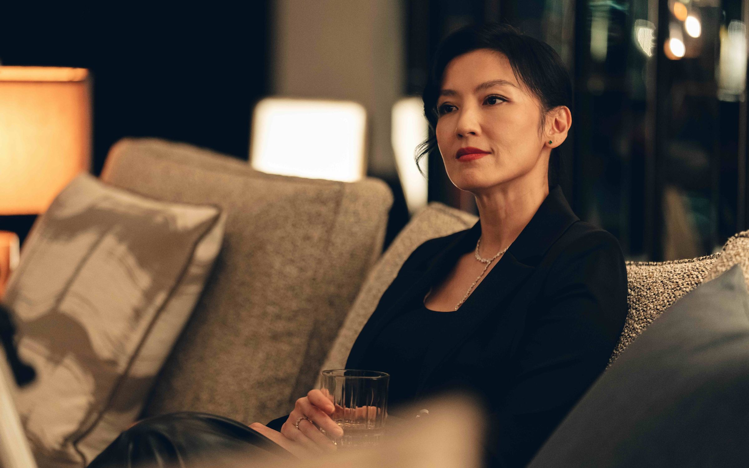 《黑白清道夫》反派現身!林熙蕾一改氣質女神「大姐大上身」。Netflix提供