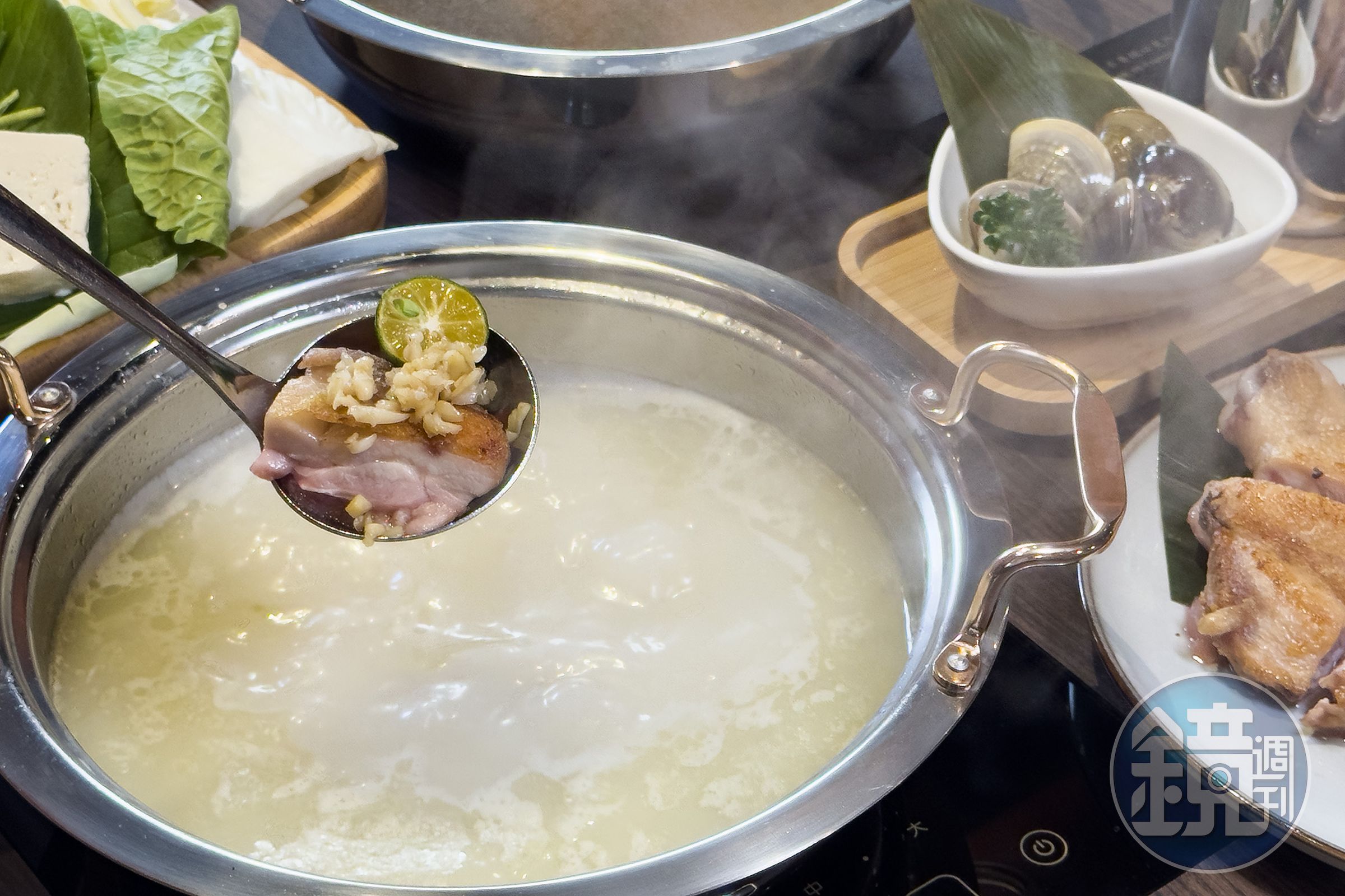 「濃厚蒜味雞白湯」鍋底以整隻新鮮雞隻，經4小時熬煮，再融入樂崎火鍋招牌原味湯底，最終誕生猶如雞白湯拉麵般誘人的乳白色湯品。