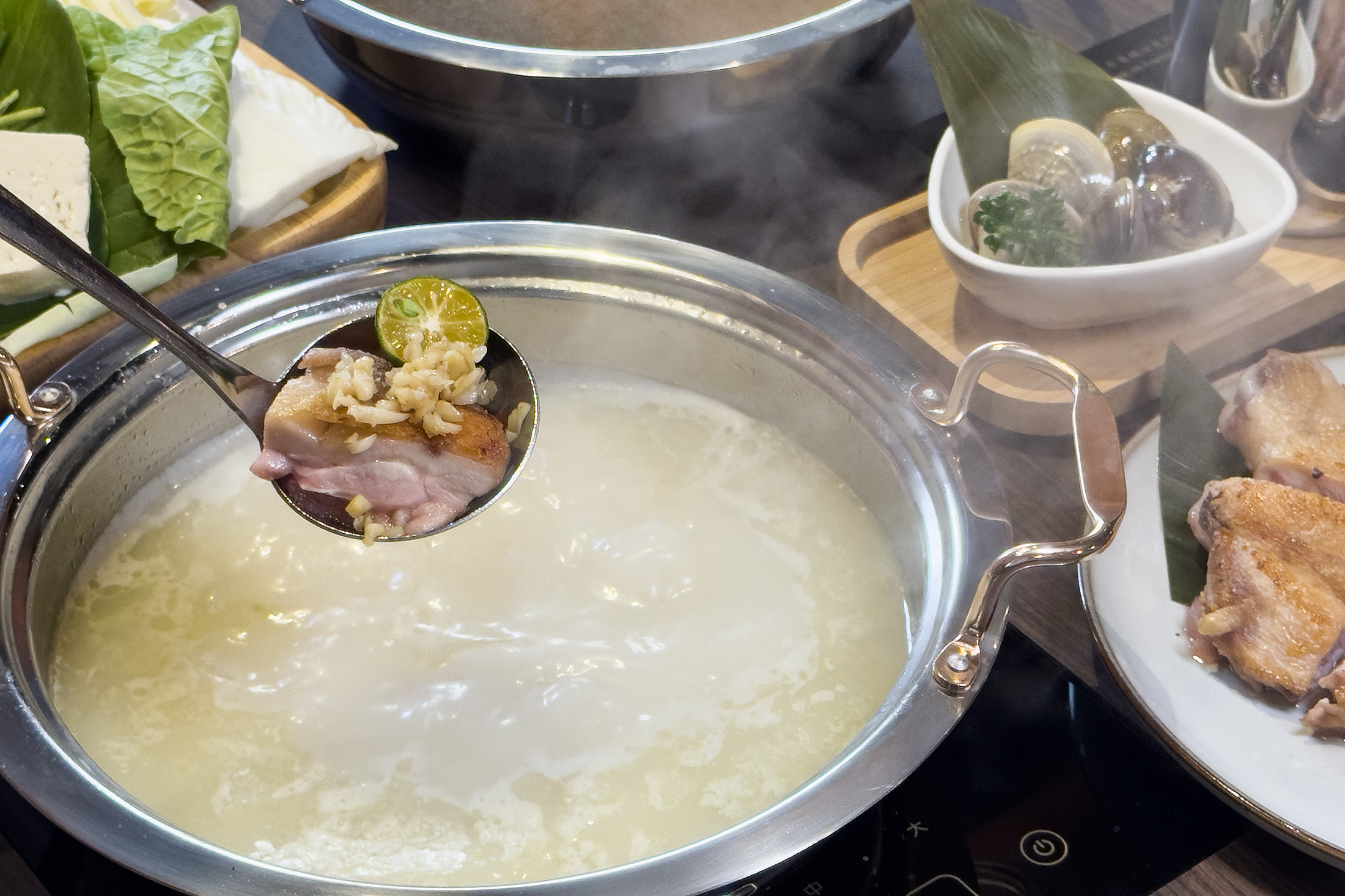 「濃厚蒜味雞白湯」鍋底以整隻新鮮雞隻，經4小時熬煮，再融入樂崎火鍋招牌原味湯底，最終誕生猶如雞白湯拉麵般誘人的乳白色湯品。