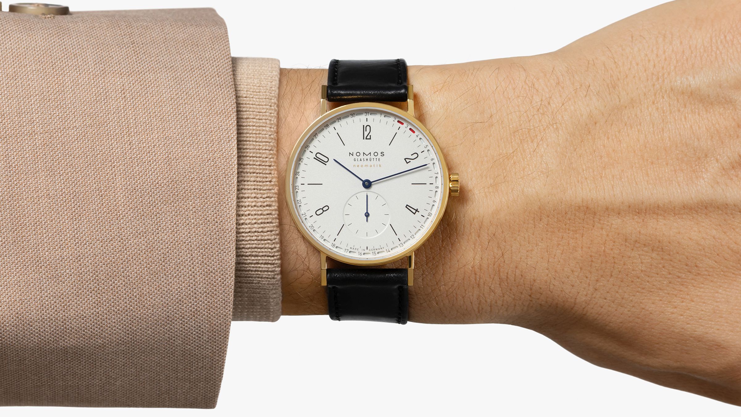 NOMOS Tangente Update今年推出尺寸更小、並且首度採用黃金錶殼的版本。