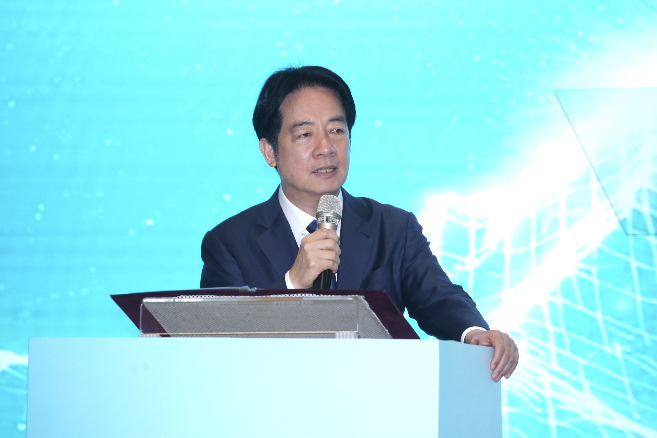 總統賴清德宣布將核二、三重啟計畫送交評估,引發朝野議論。(鏡報董孟航)