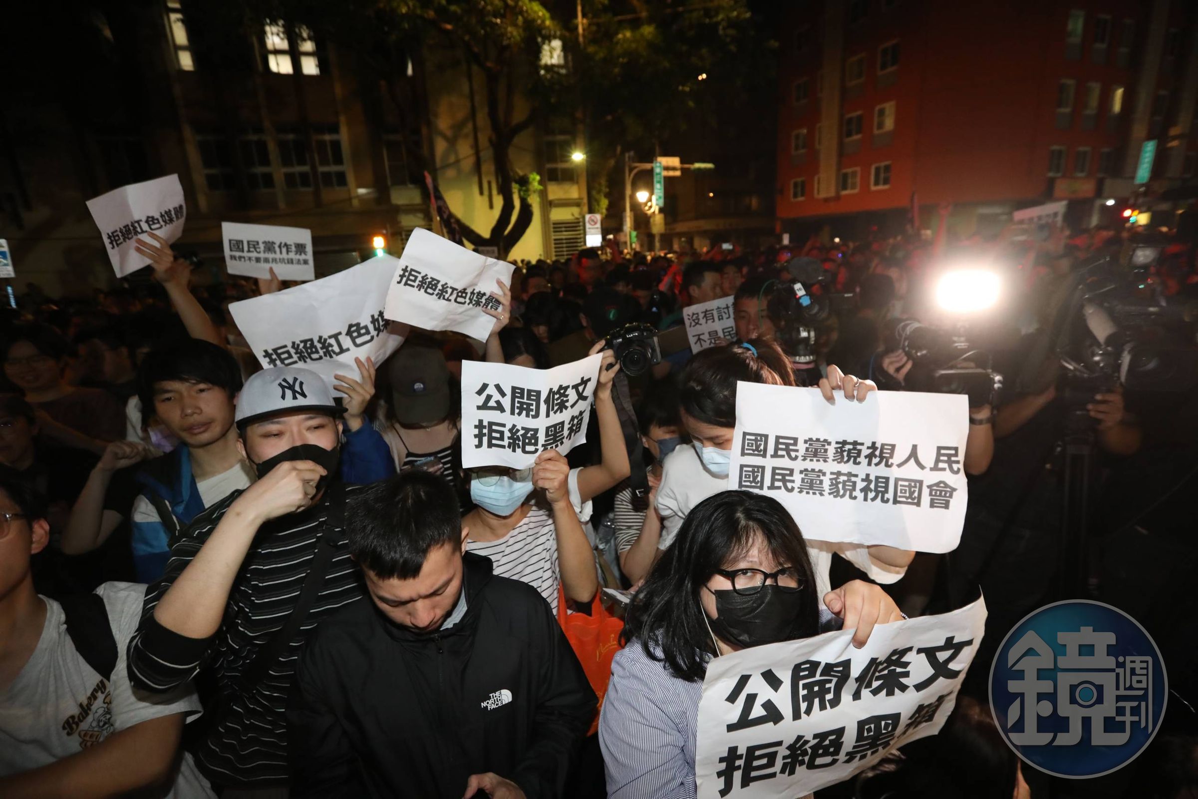 不滿藍白硬推黑箱法案，上百位民眾在立法院外齊聚抗議，險釀「太陽花2.0」。