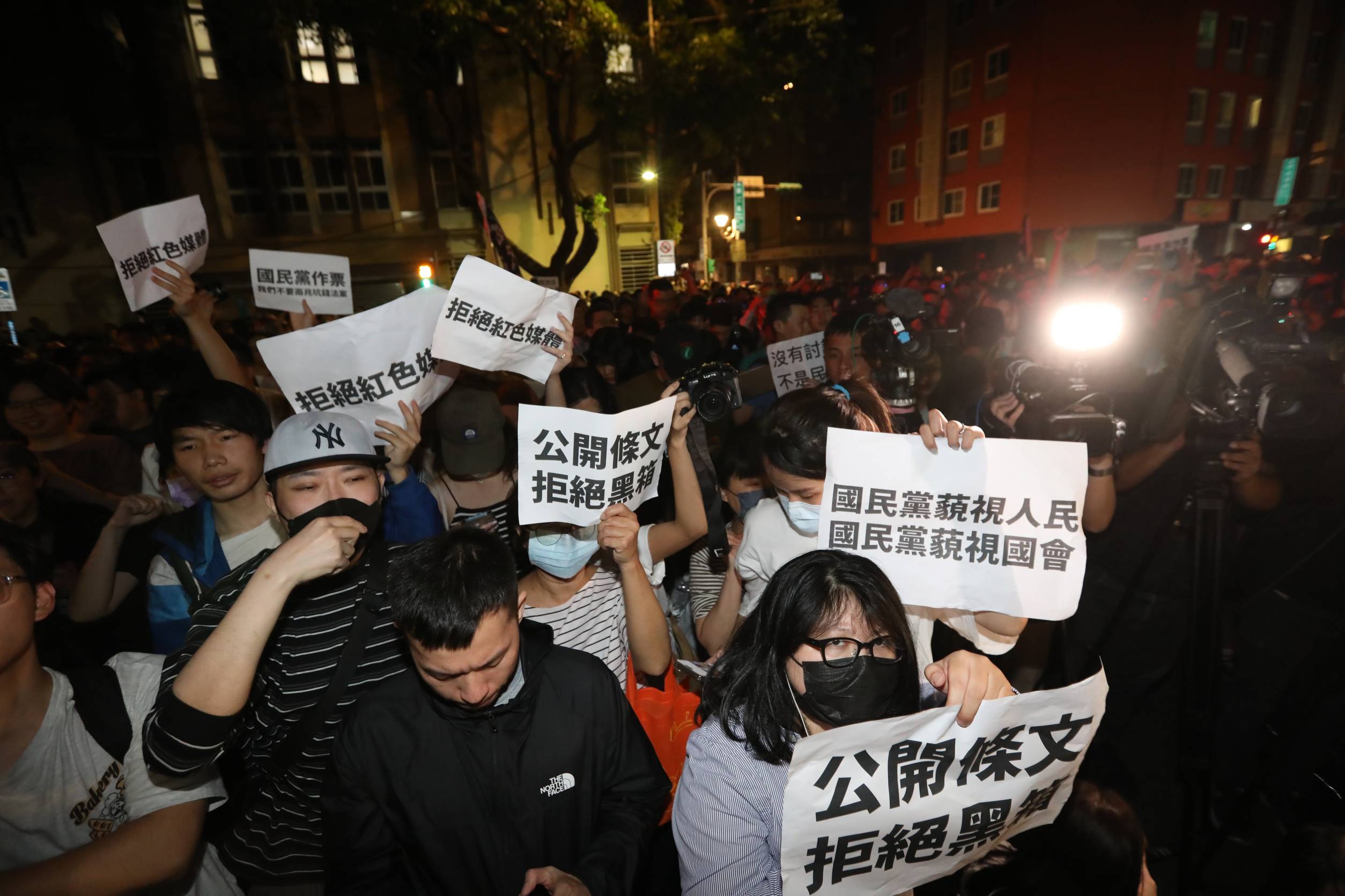 不滿藍白硬推黑箱法案，上百位民眾在立法院外齊聚抗議，險釀「太陽花2.0」。