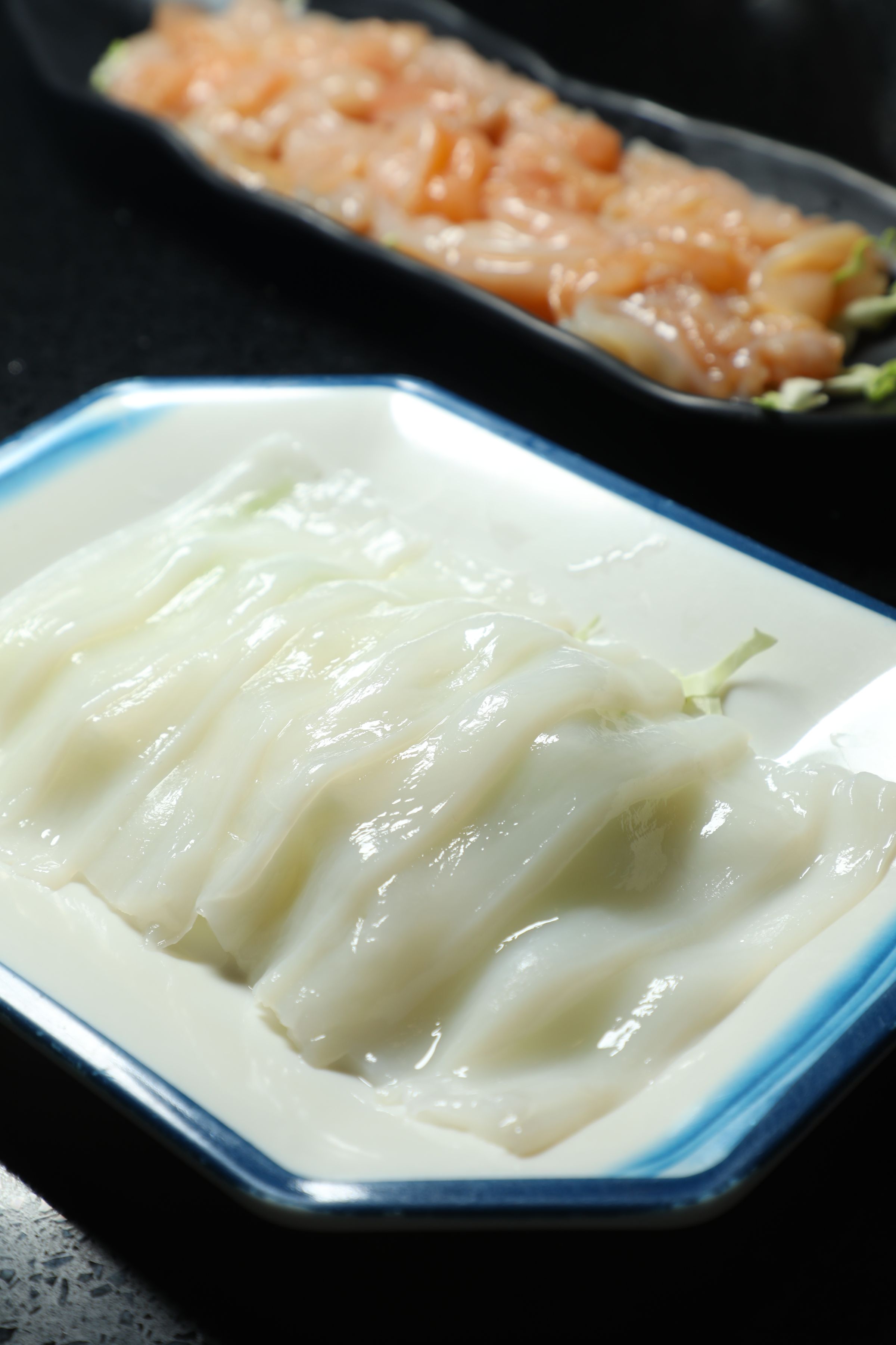 厚福館的強項是海鮮，「新鮮花枝片」（前，港幣58元／份）與「鮮甜桂花蚌」（後，港幣128元／份）都軟嫩甘美。